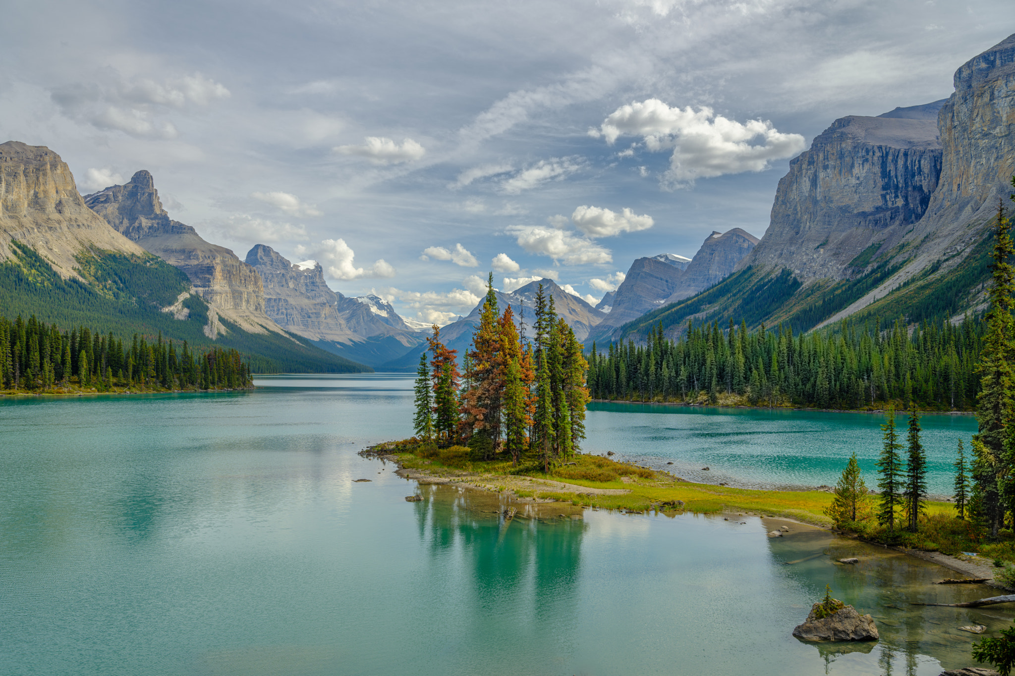 Wallpapers Maligne Lake sky island on the desktop