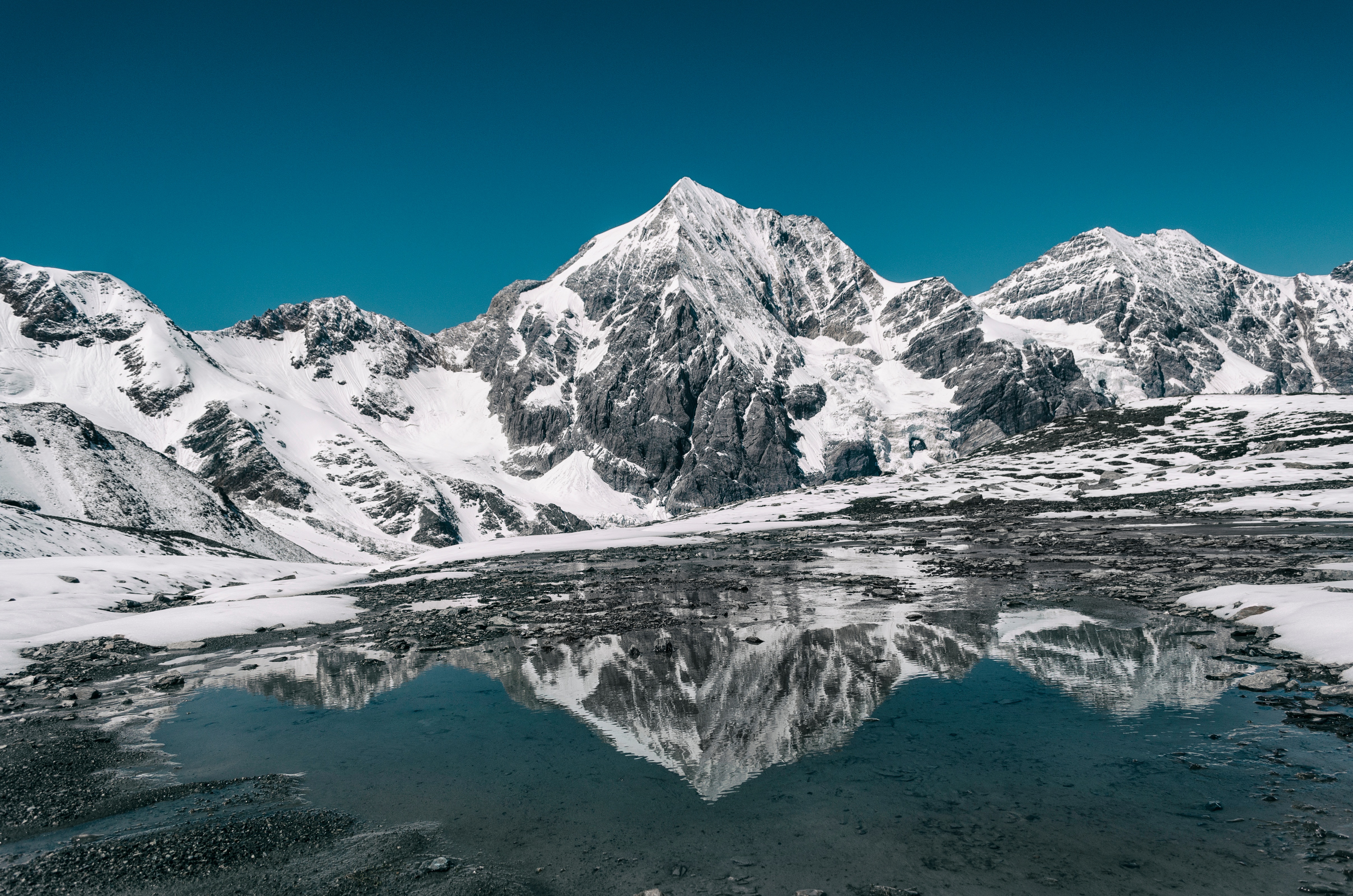 Free photo The mountains are reflected in the shallow lake