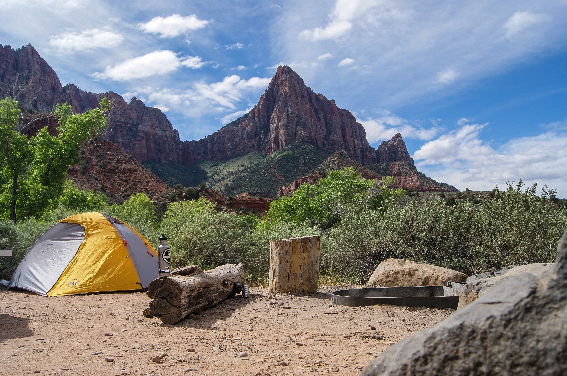 Бесплатное фото Отдых с палатками в горах