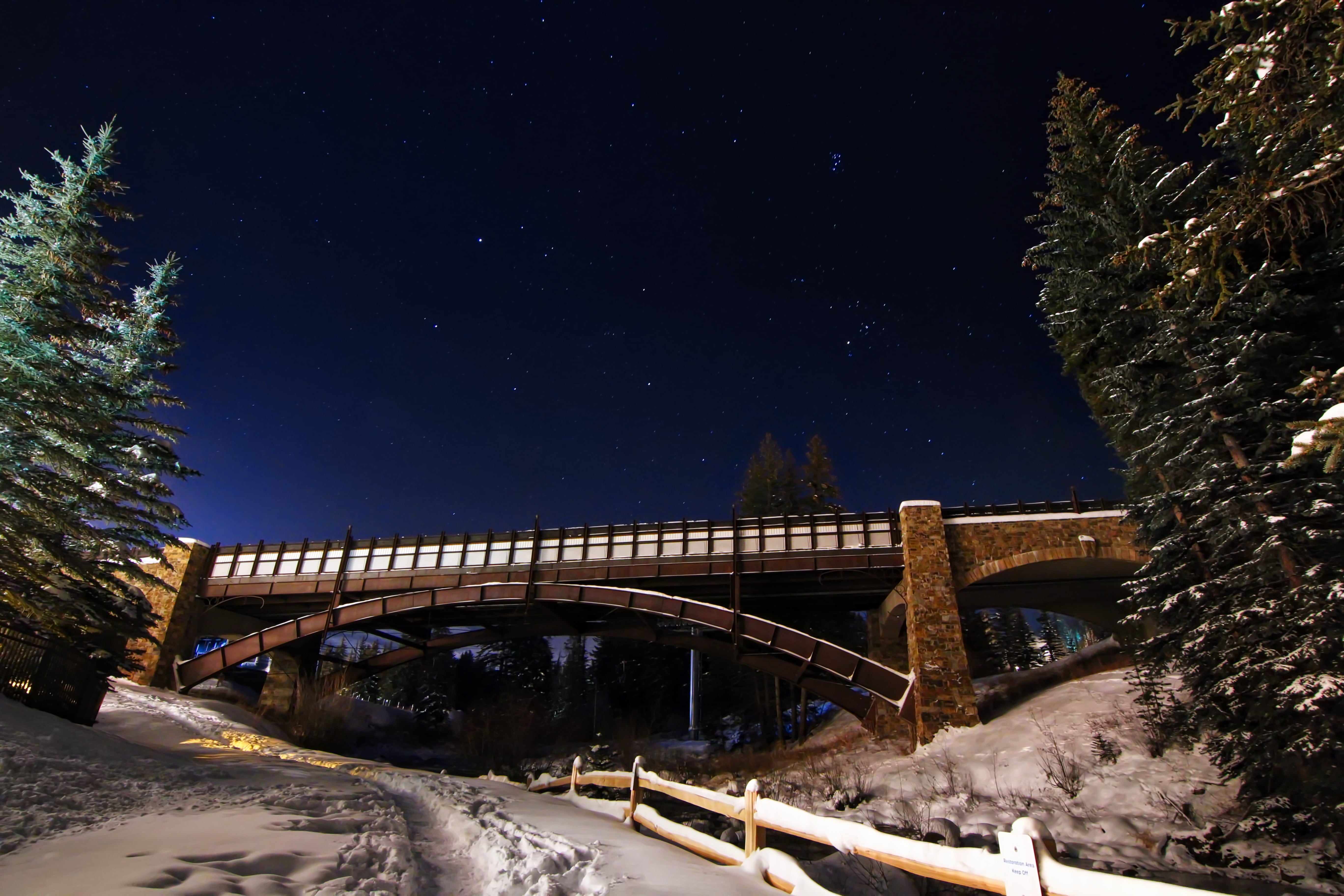 Free photo Winter trail passing under the bridge