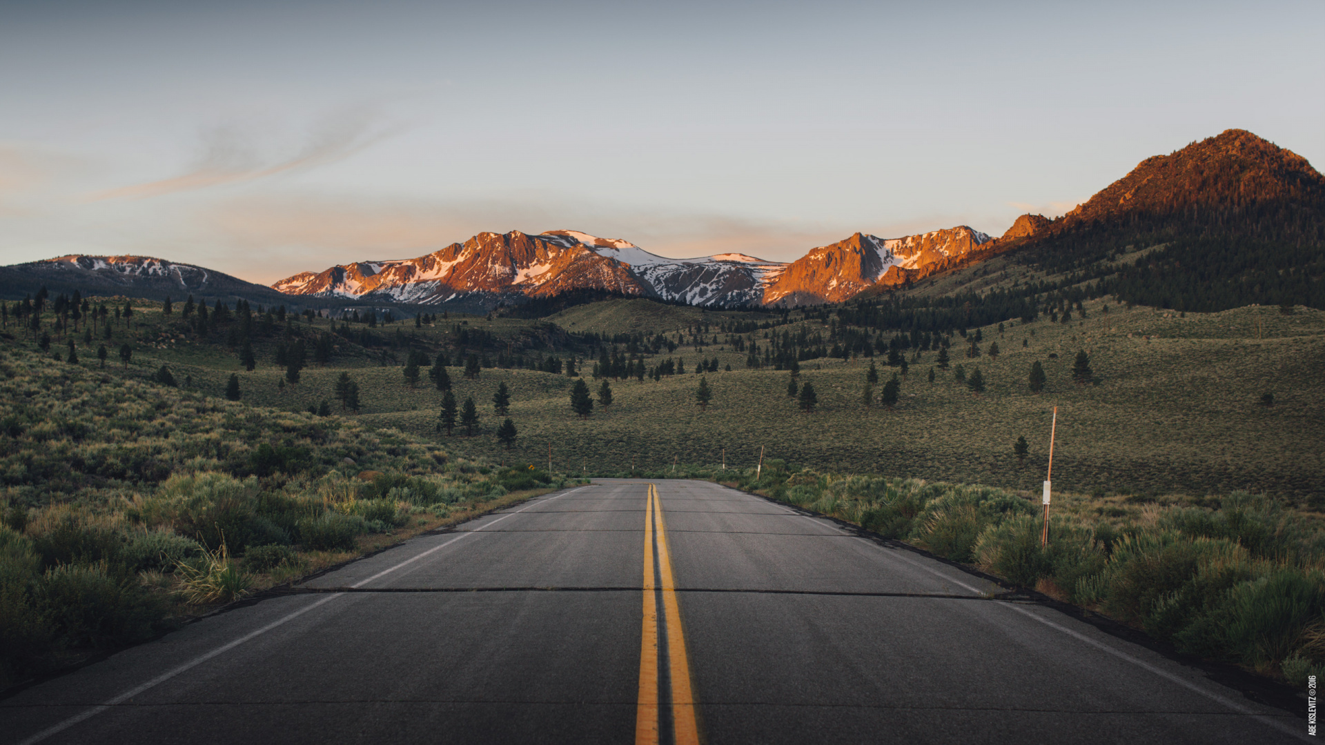 Free photo The road to the mountains