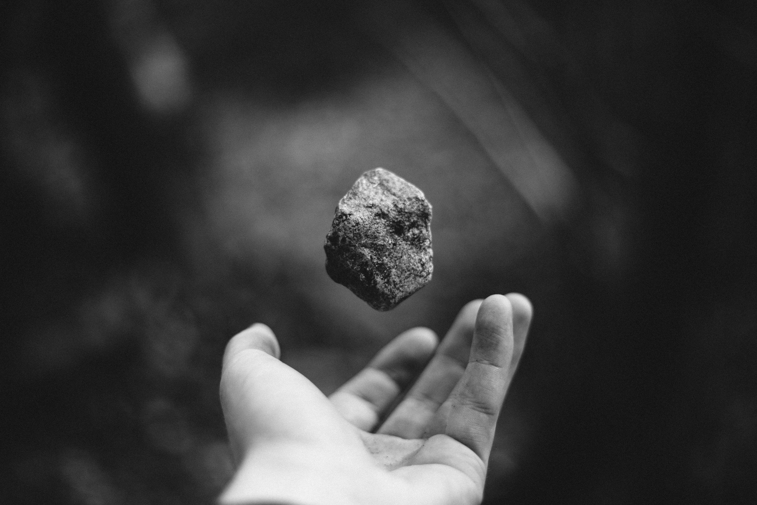 桌面上的壁纸景深 手上 单铬