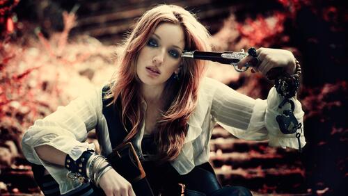 Обои пистолет женщины на улице женщина на рабочий стол