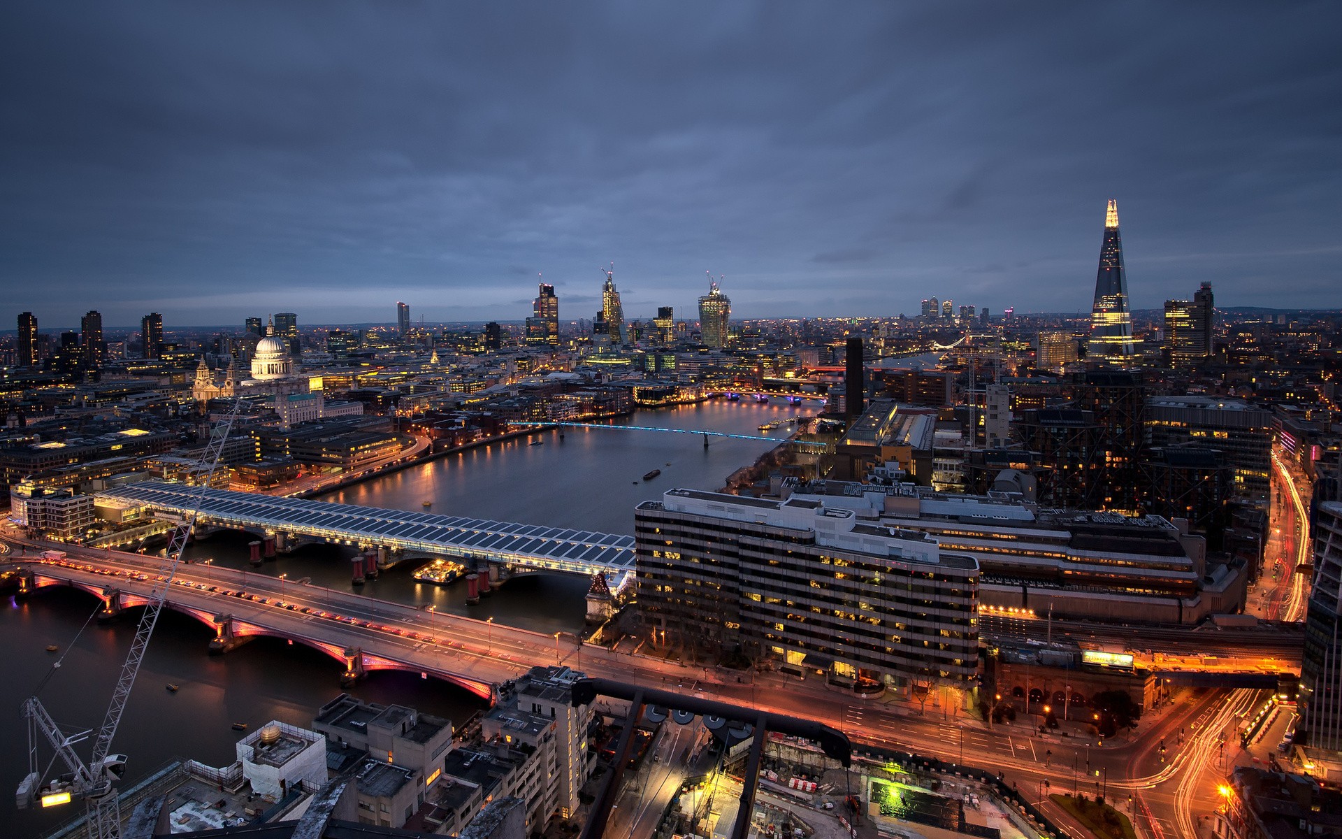 Free photo A nighttime cityscape in England