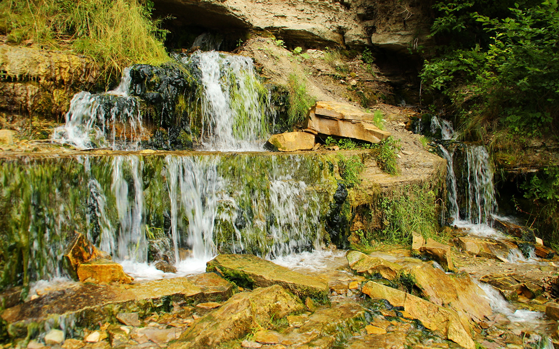 Free photo Water flowing down the rock