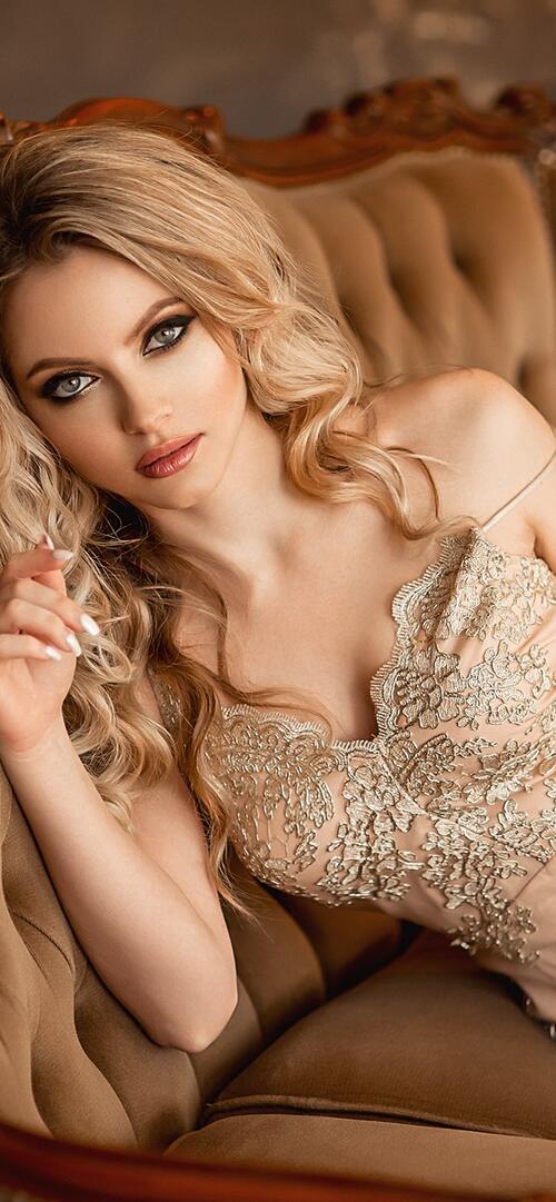 Porno yosh gubernator va Bachadon porno filmlarda ochiladi