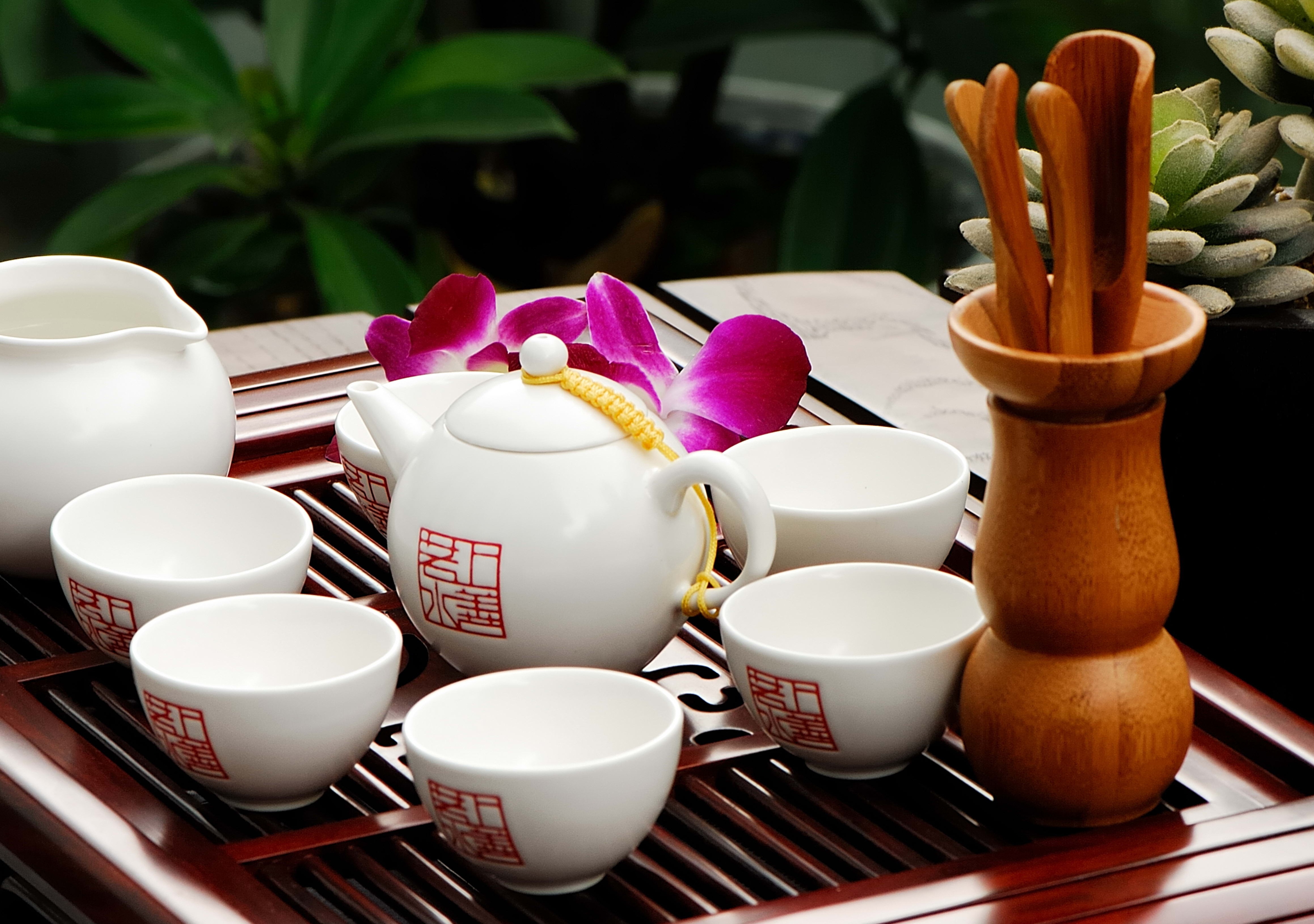 Free photo Chinese tea brewed in a white porcelain teapot.