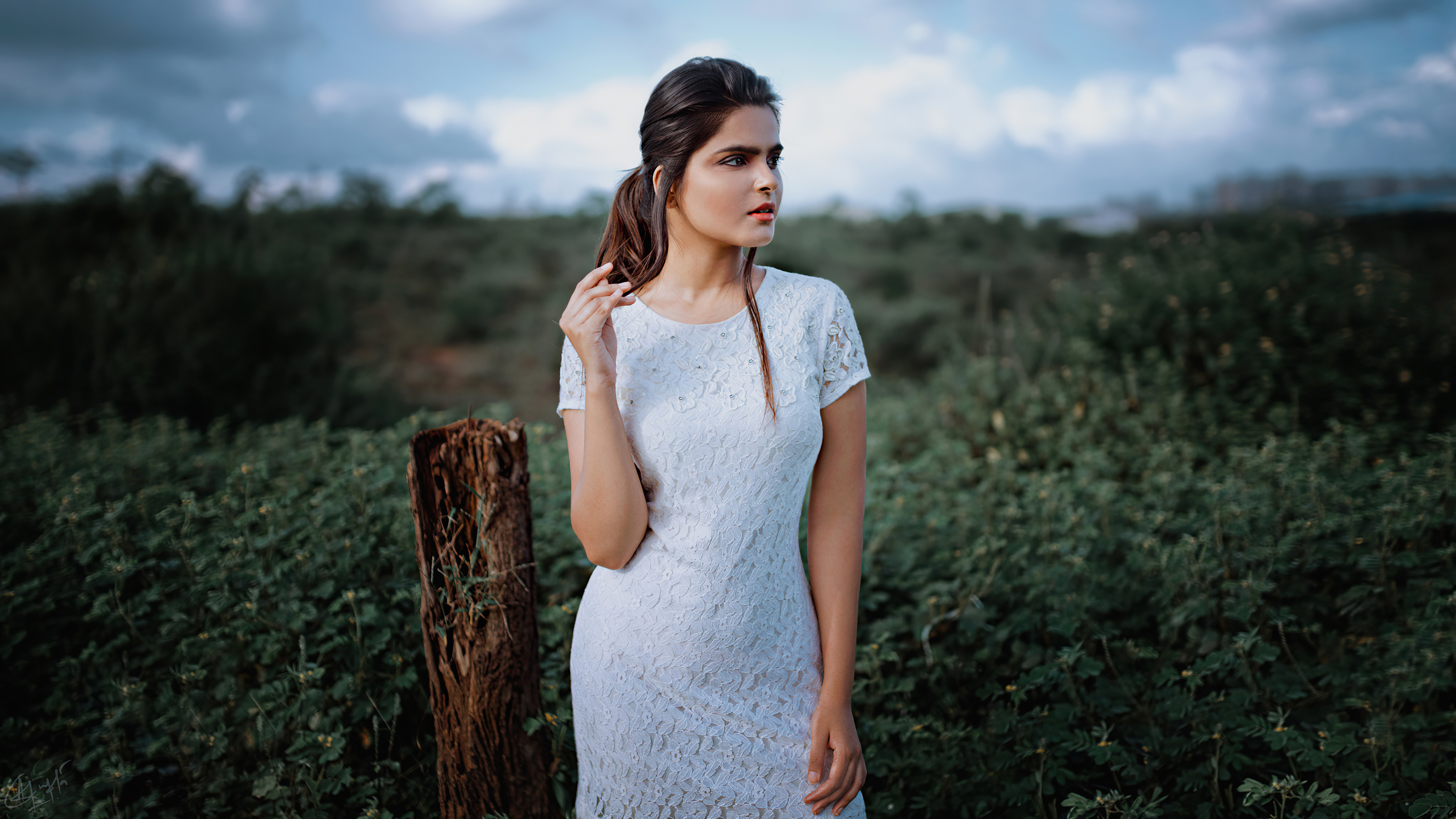 Free photo A girl in a white evening dress