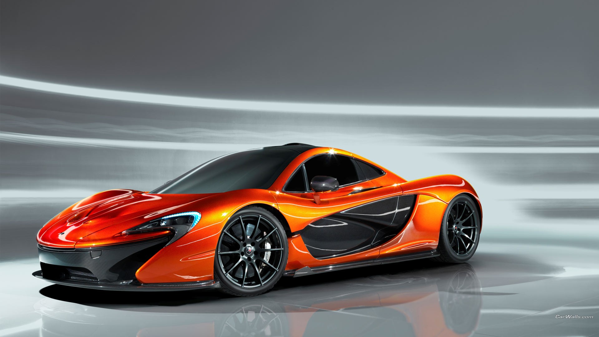 Free photo A bright orange McLaren P1 with black elements.