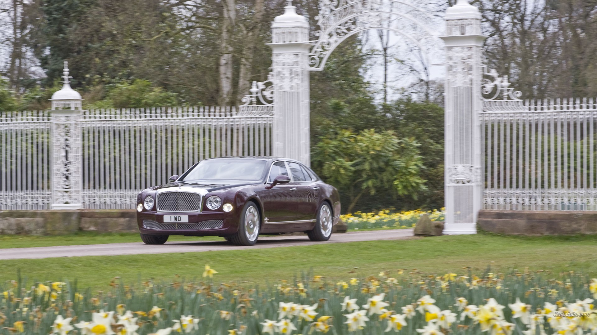 Бесплатное фото Bentley Mulsanne на территории особняка