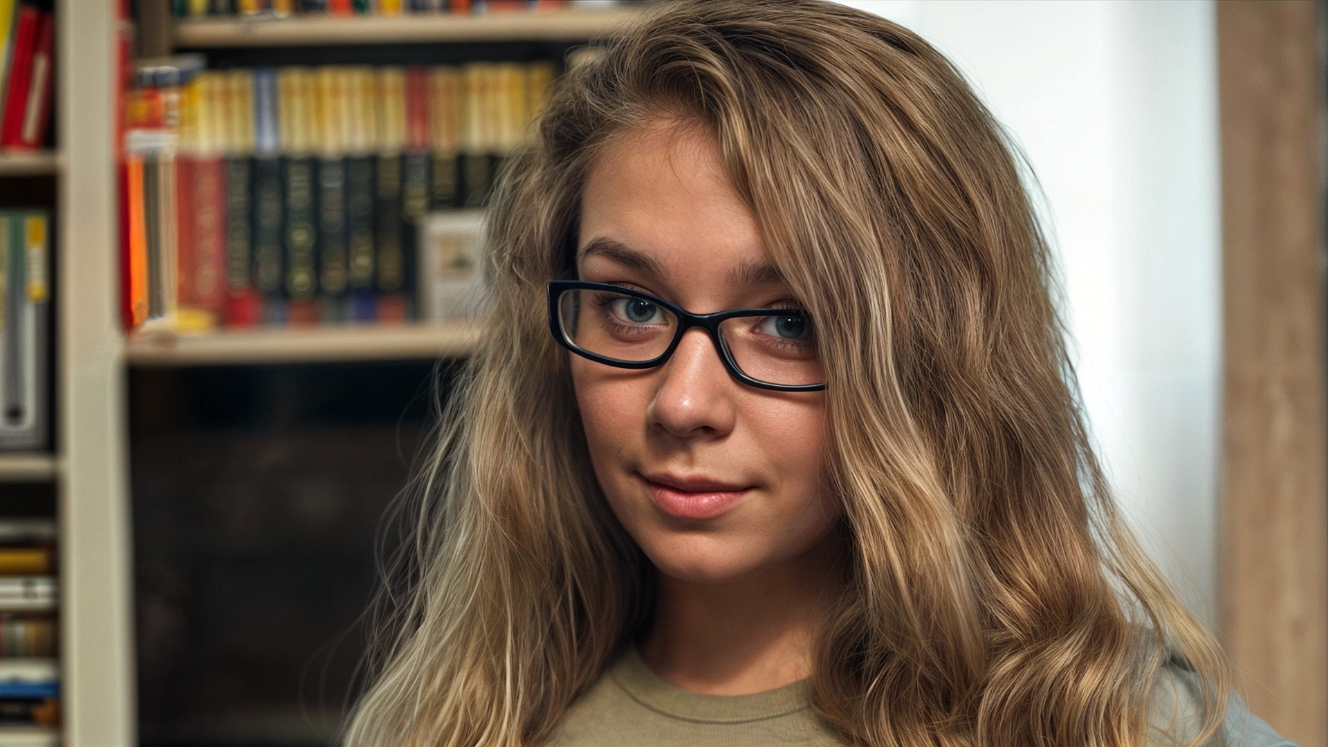 Бесплатное фото Портрет блогера  Юлии Яковлевой на фоне книг