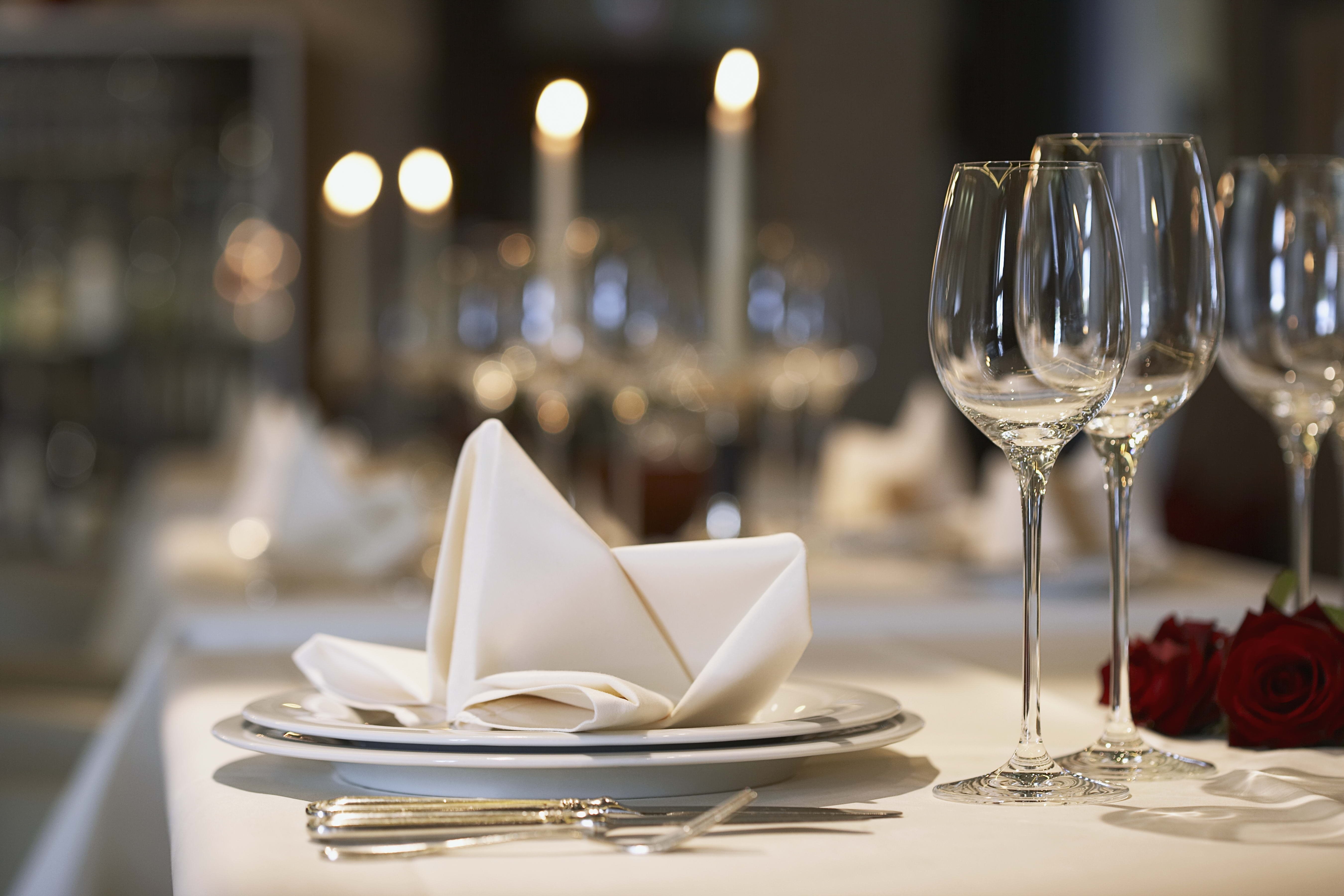 Free photo A table with plates and glasses in a restaurant