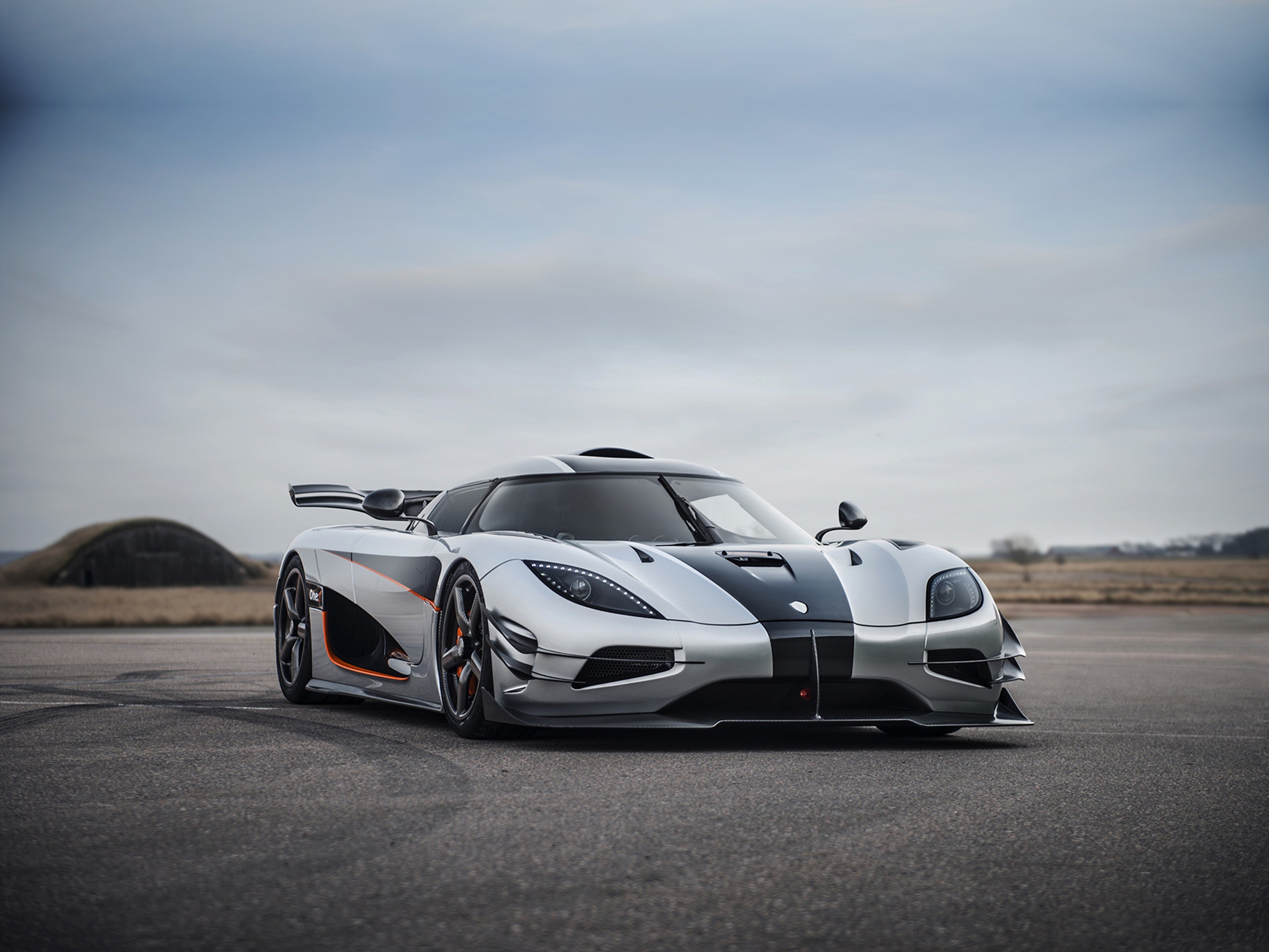 Бесплатное фото Серая машина koenigsegg agera с черной полосой на капоте