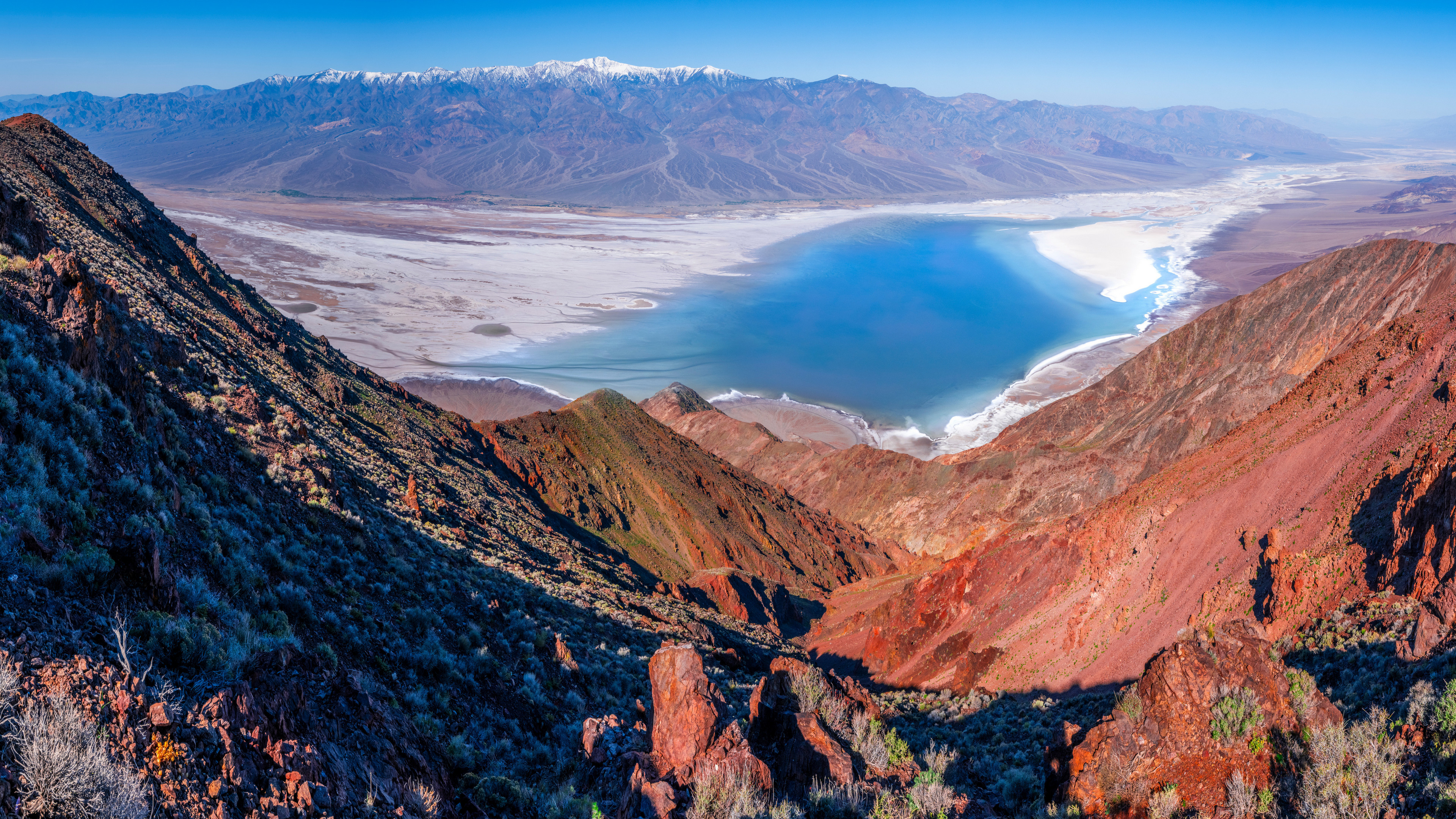 Free photo The lake surrounded by mountains