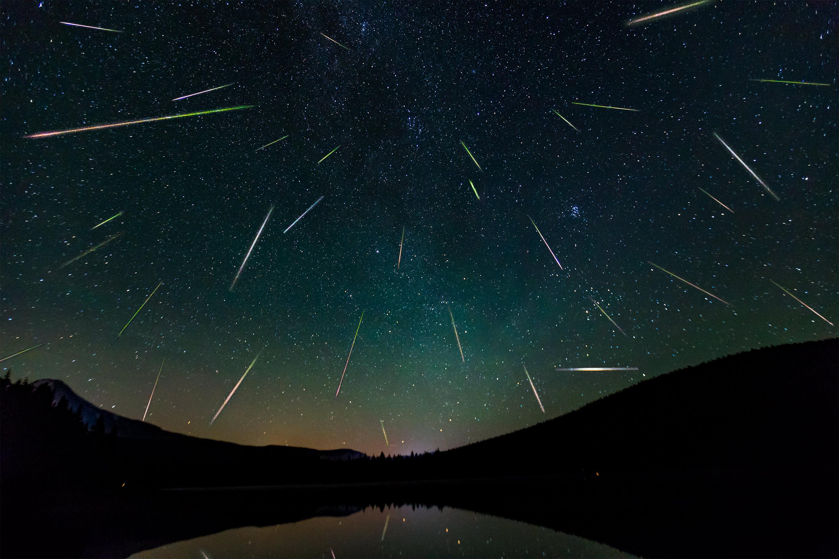 免费照片夜空中的流星雨