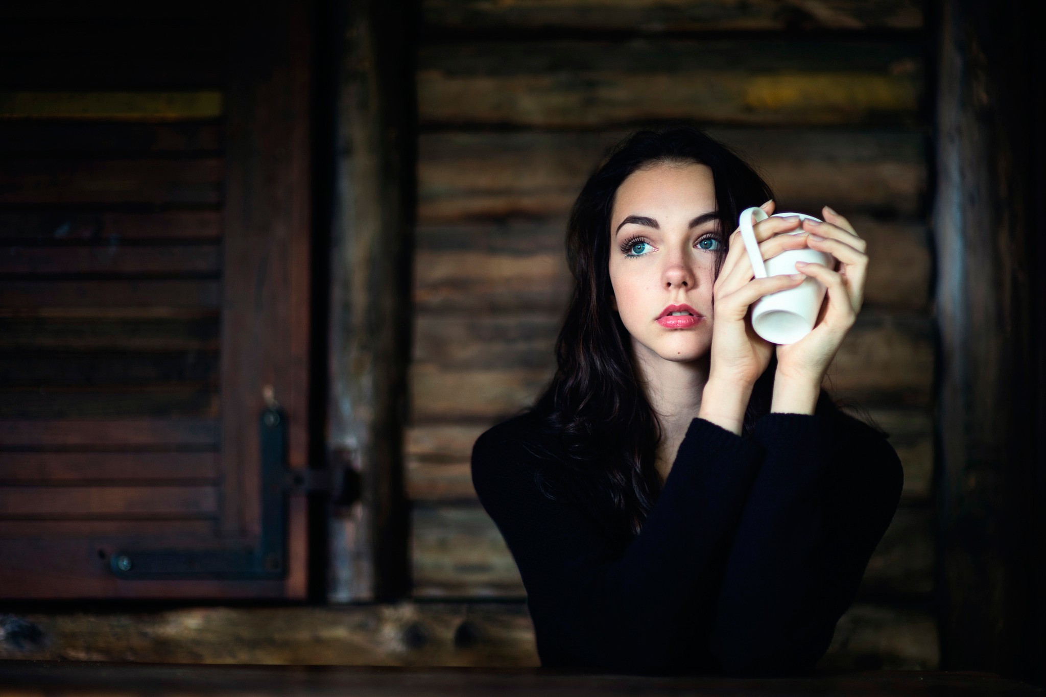 Free photo The brunette with the mug in her hands