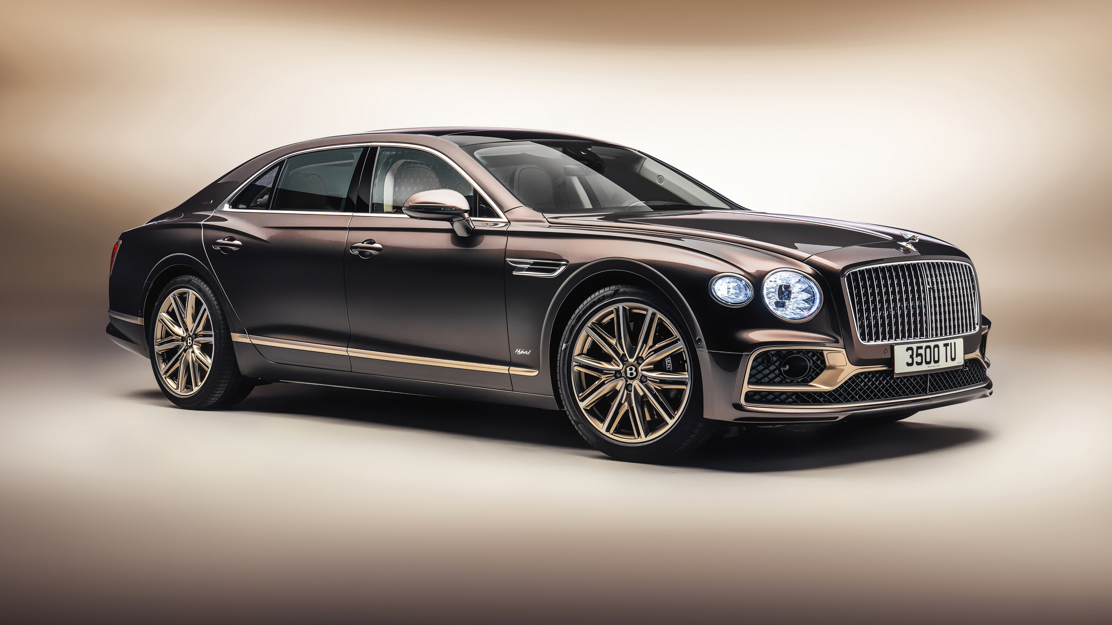 Бесплатное фото Черная Bentley Flying Spur 2021 года с золотыми вставками