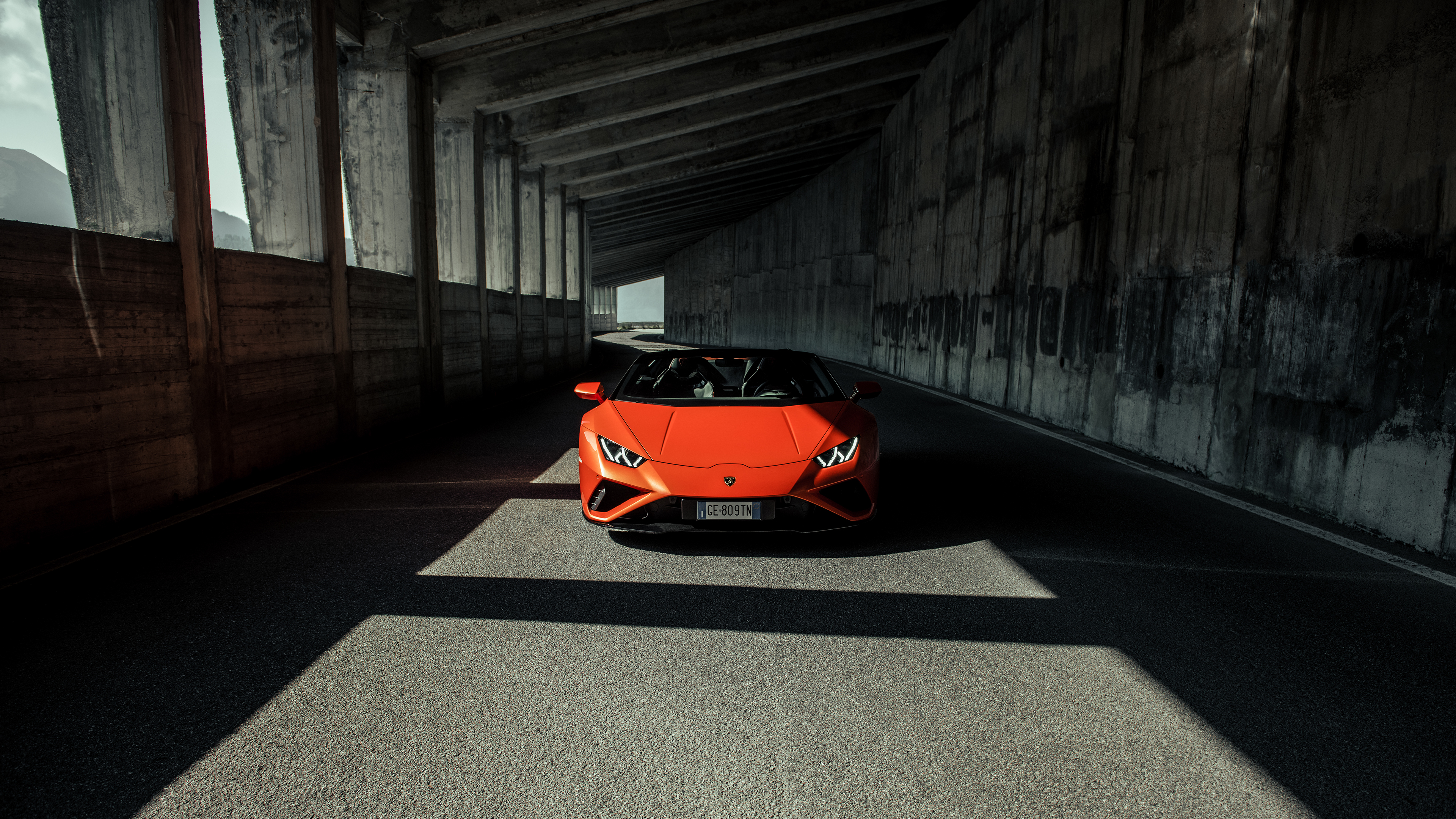 Бесплатное фото Оранжевая Lamborghini Huracan Evo Spyder 2021 года в туннеле