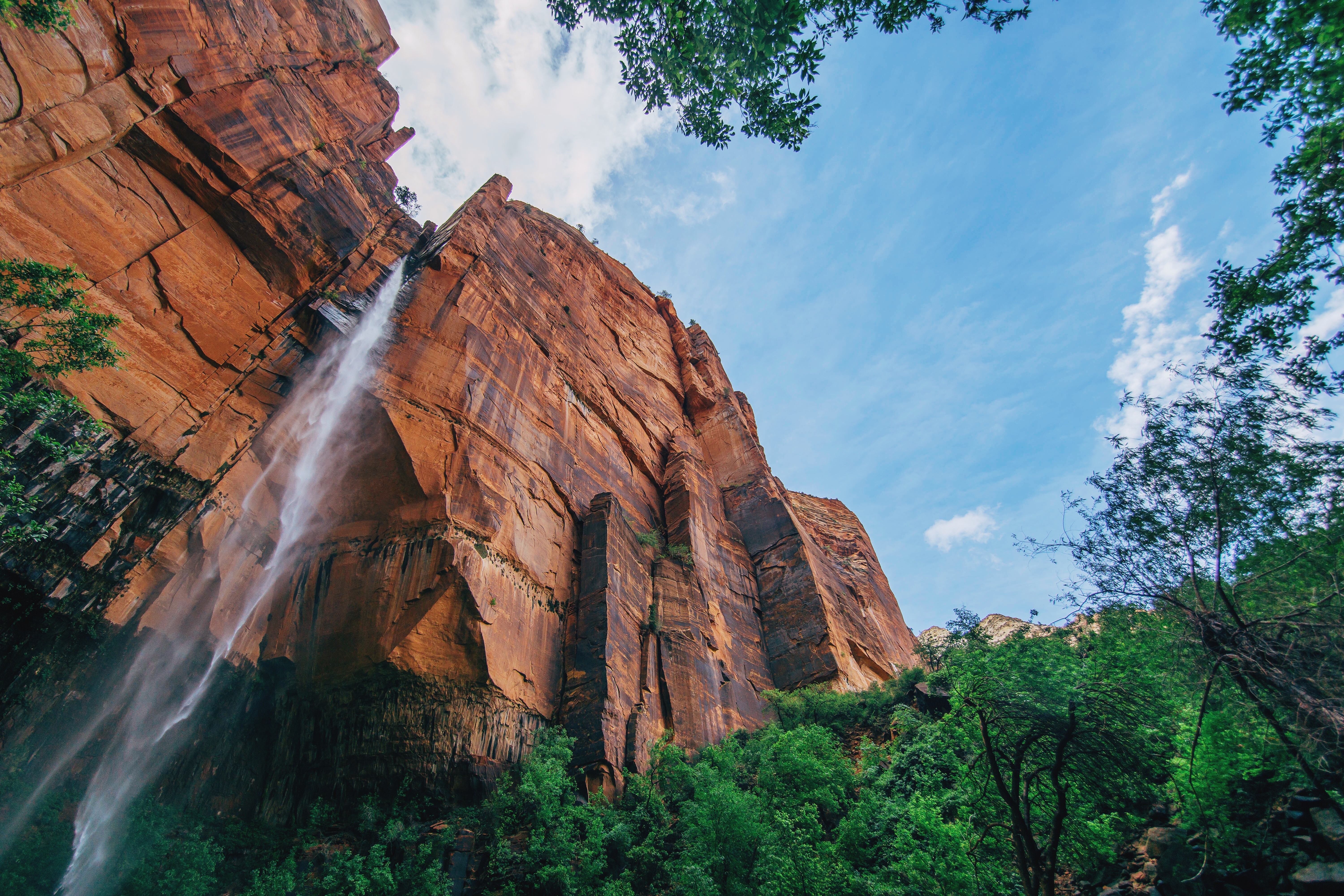 Free photo A waterfall from a high cliff