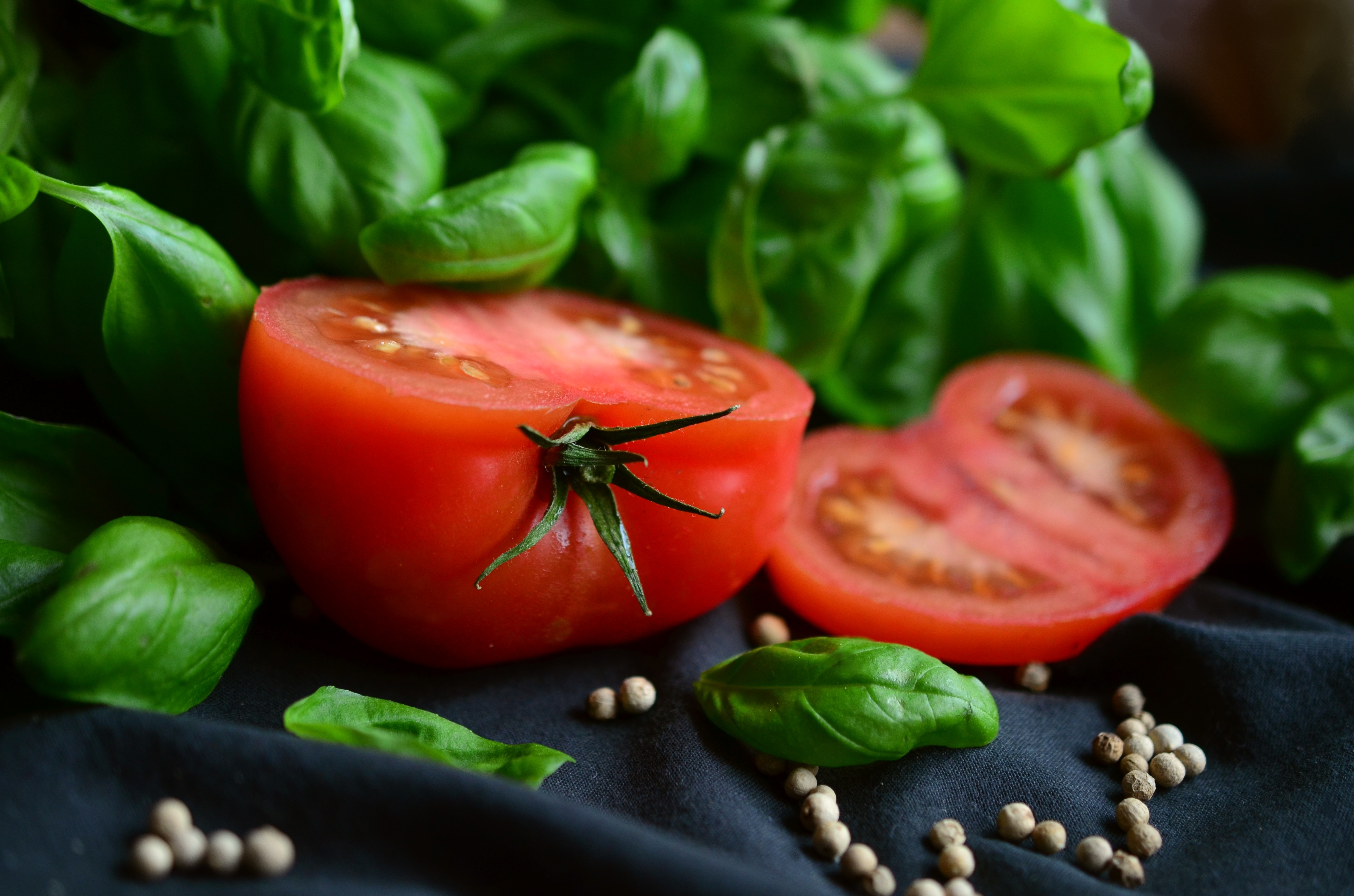 Free photo Slices of ripe home-grown tomato