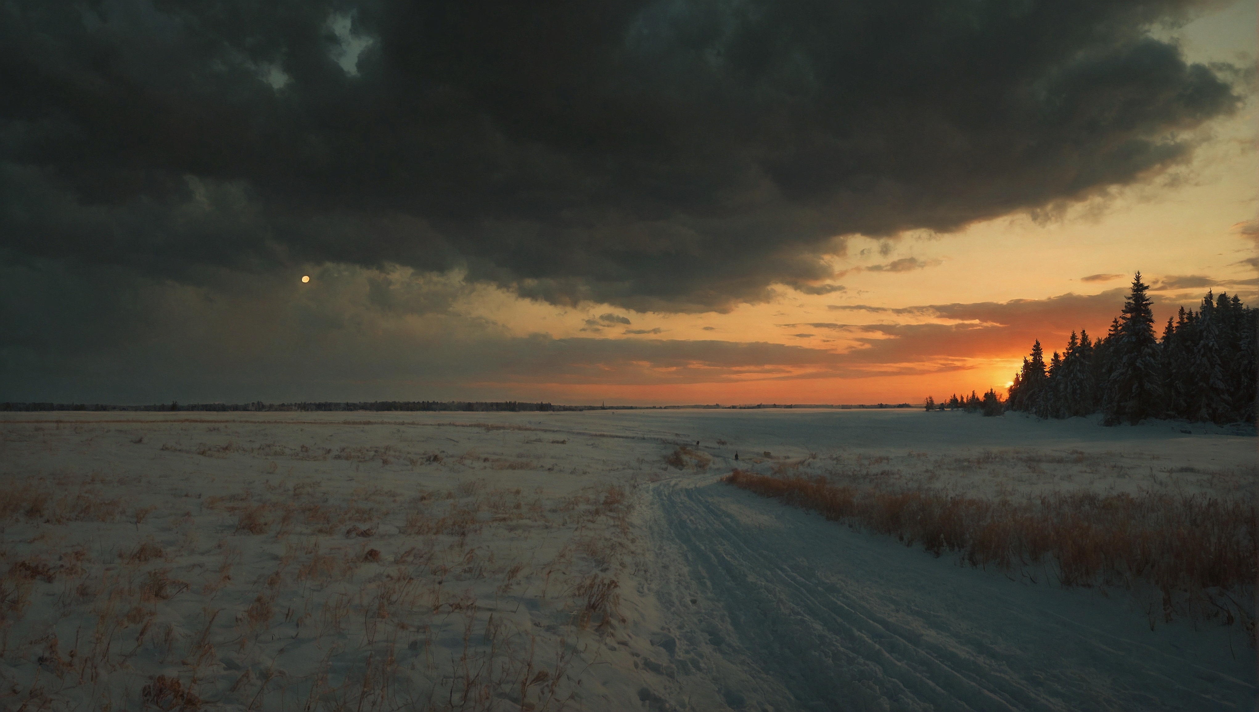 夕阳下白雪覆盖的田野，乌云密布，艳阳高照