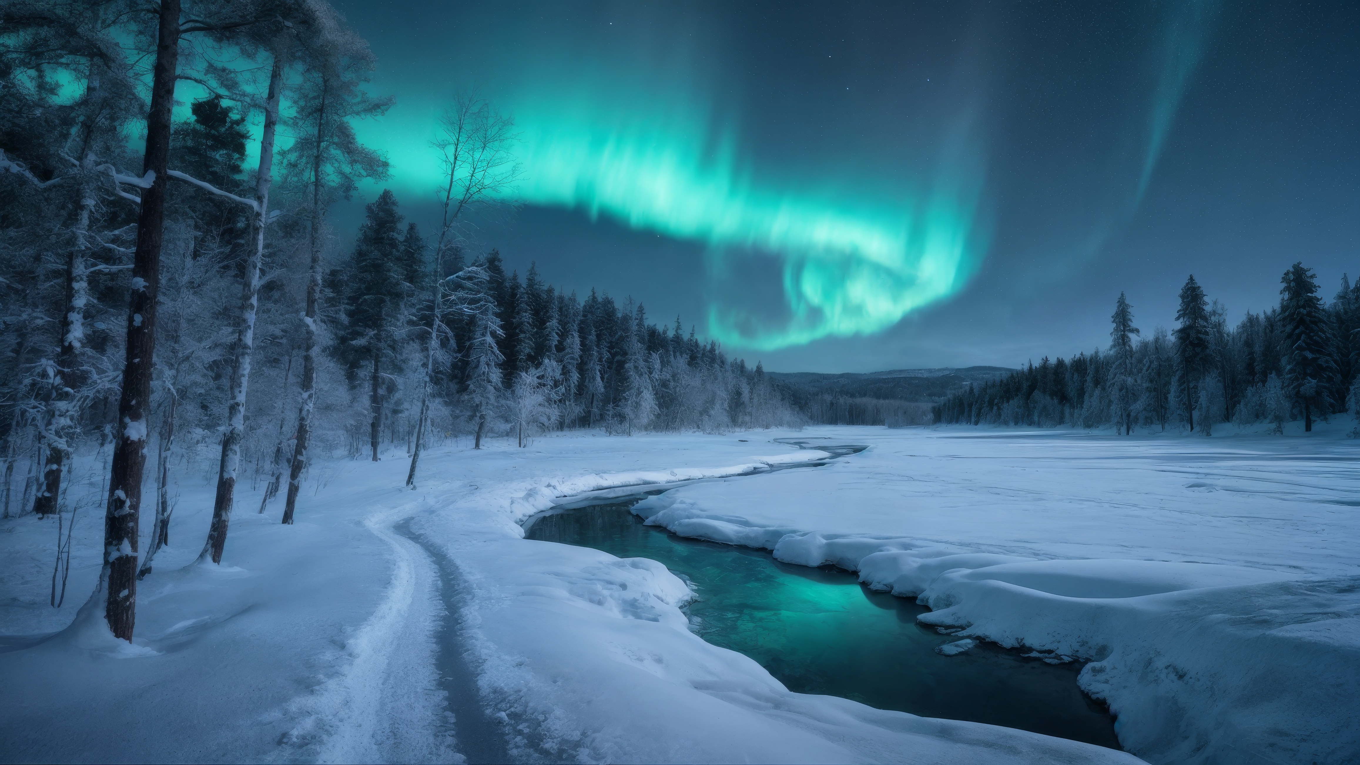Зеленые и синие огни сияют в небе над замерзшей рекой