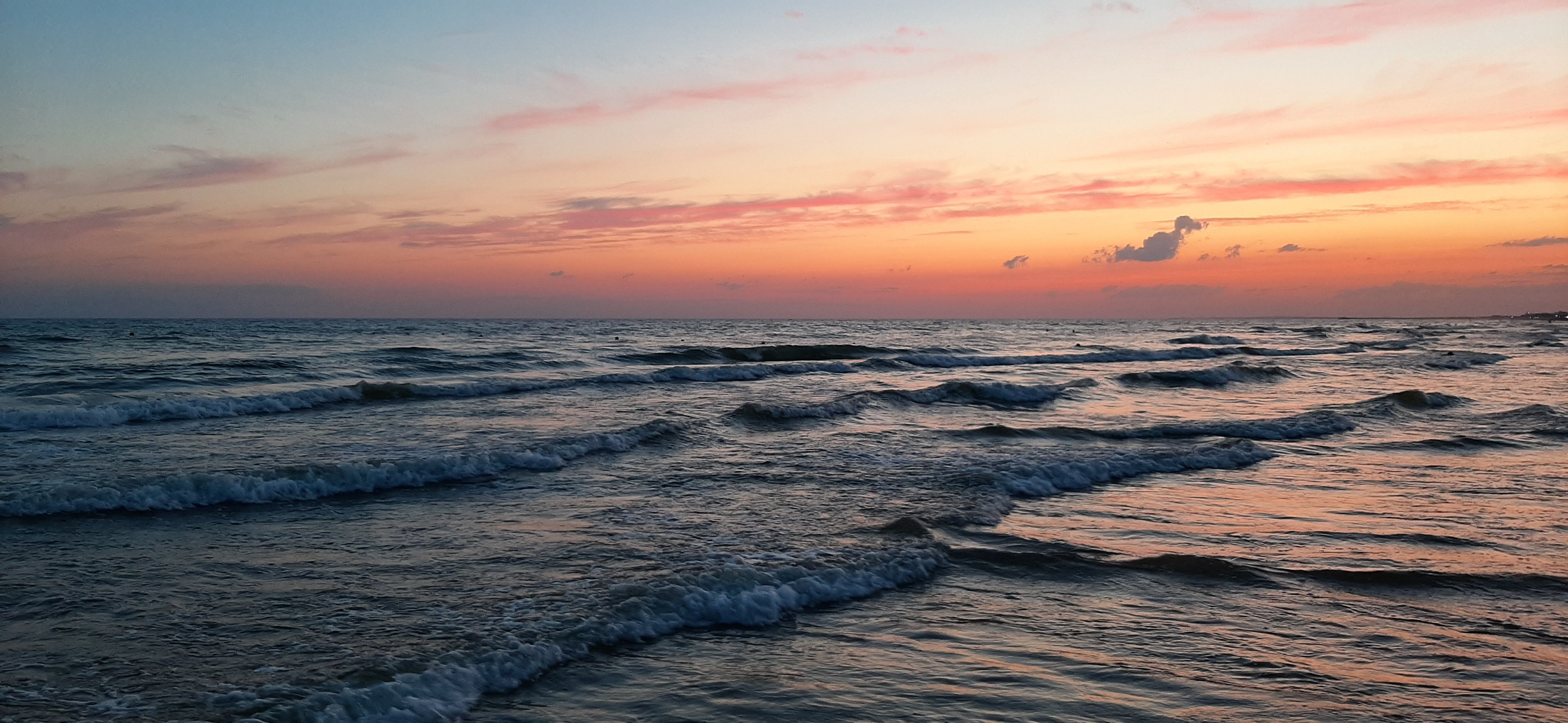 Free photo The sea at sunset