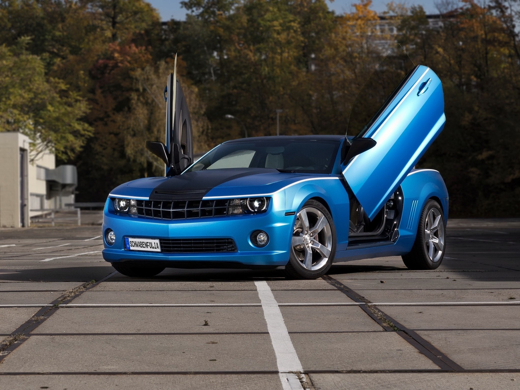 Бесплатное фото Синий Chevrolet Camaro с ламба дверями