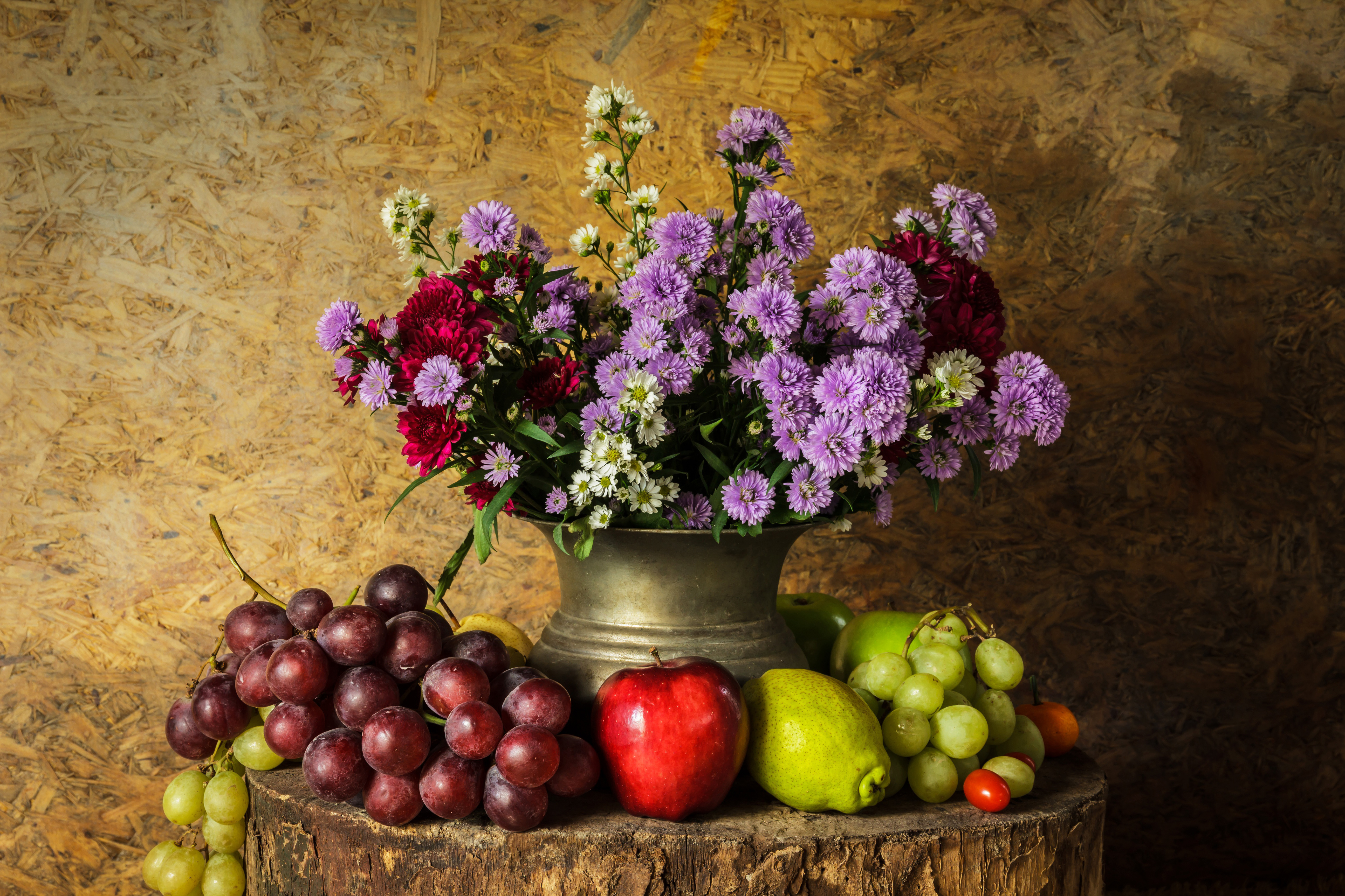 Free photo Autumn bouquet and fruit