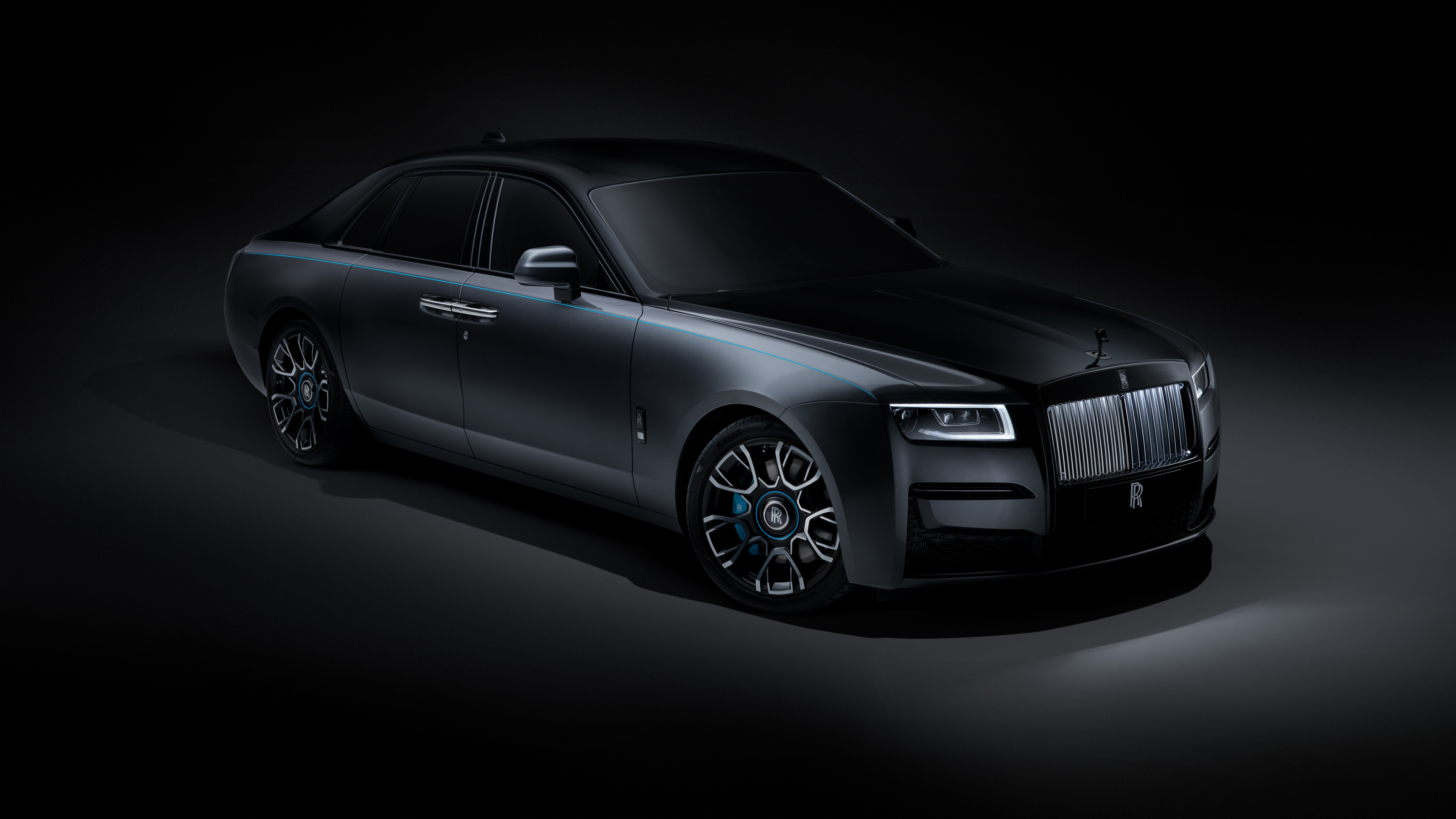 Бесплатное фото Черный Rolls Royce Ghost Black Badge на черном фоне