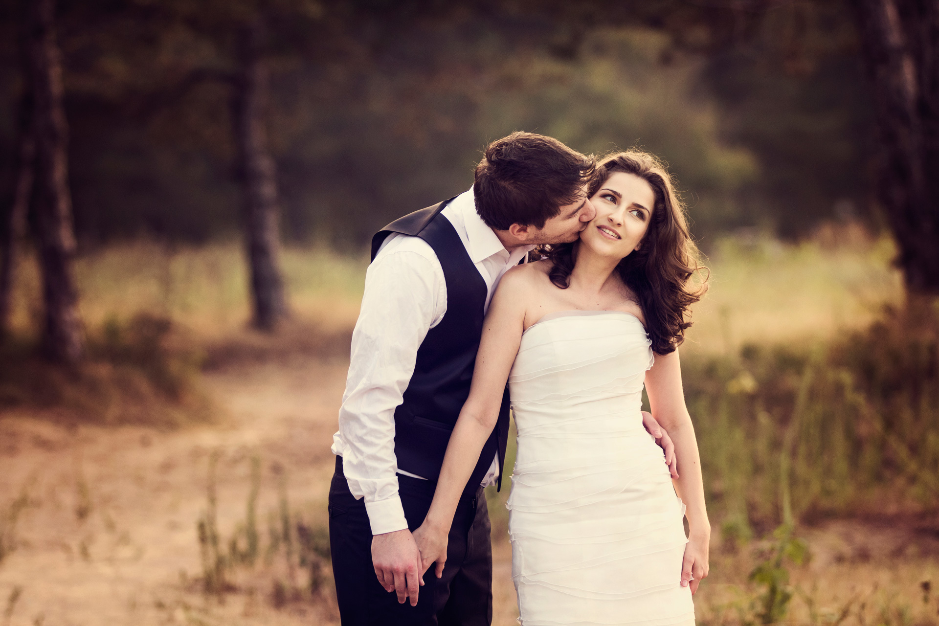 Wallpapers wedding photo session kiss on the desktop