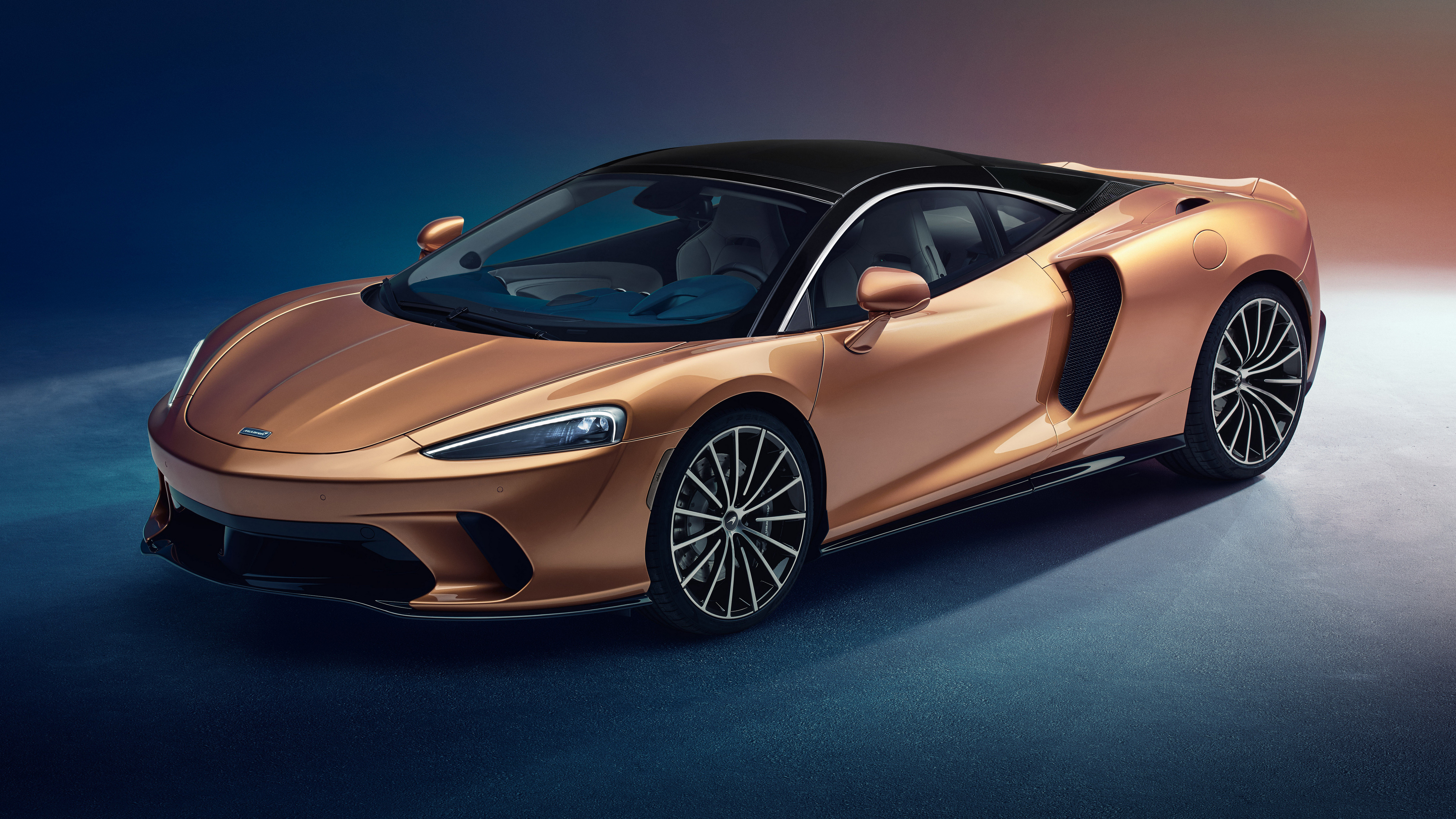 Бесплатное фото Mclaren gt superlight 2019 года в бронзовом цвете