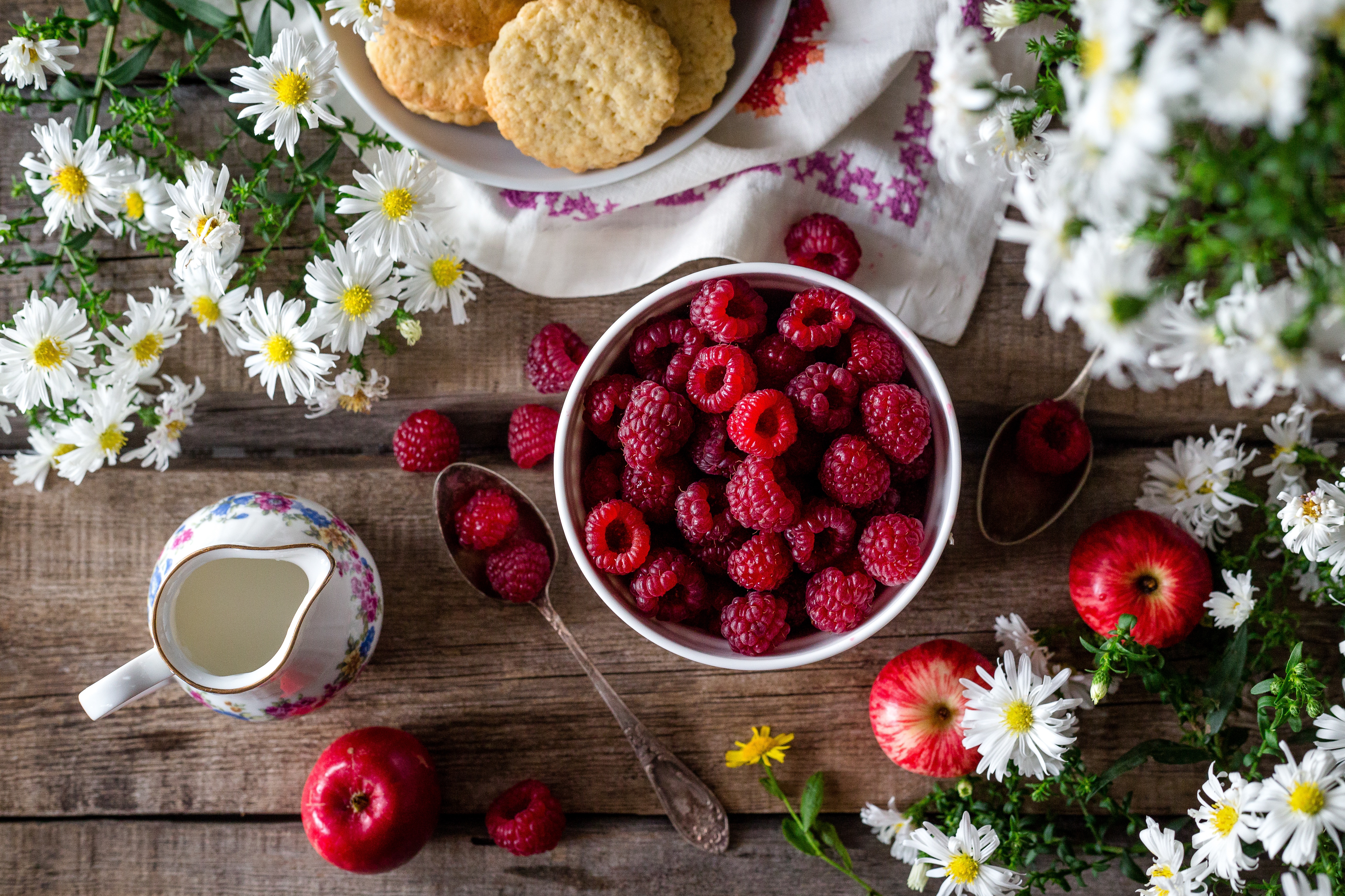 Free photo A table of raspberries