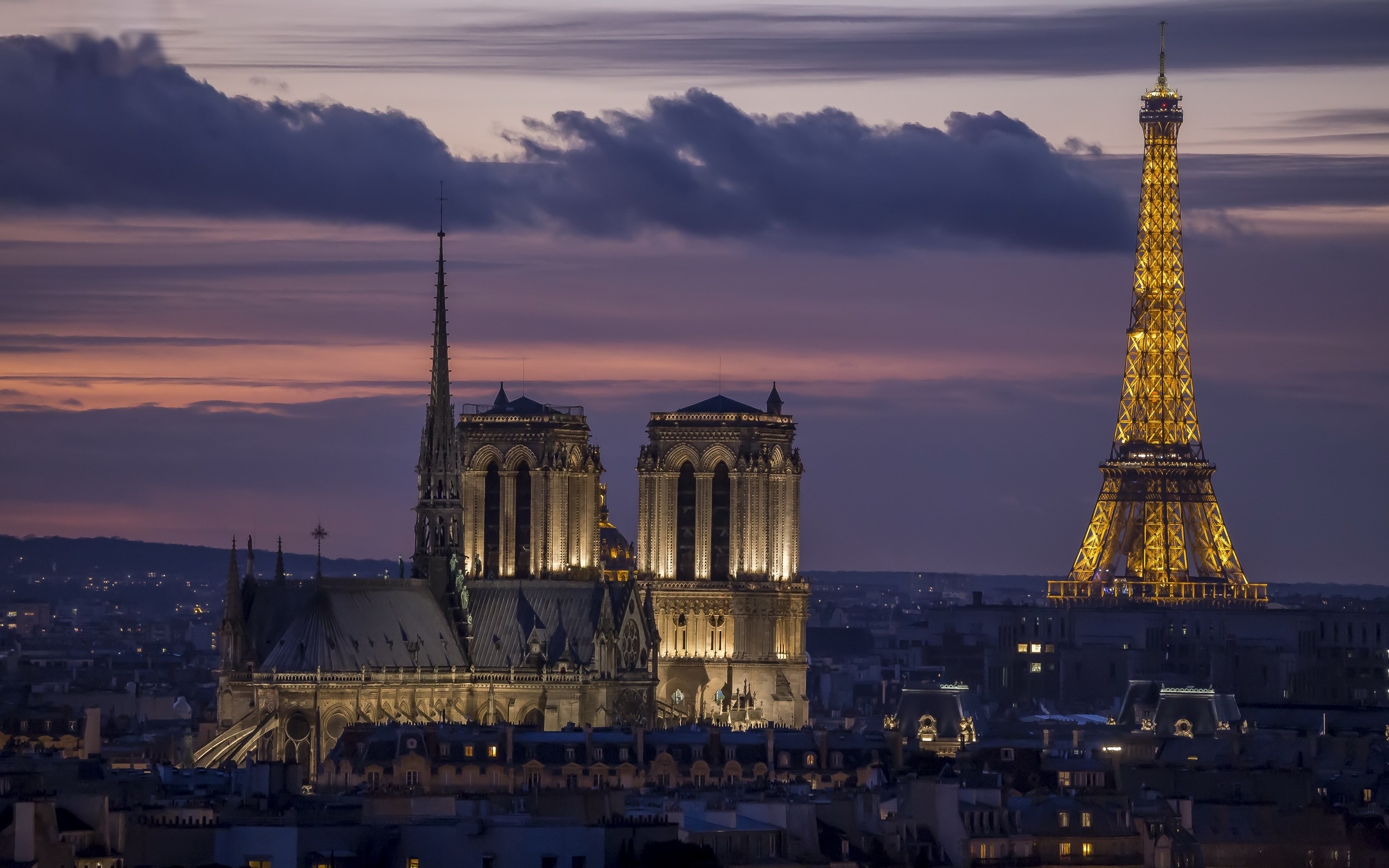 Free photo Luminous Eiffel Tower at night time