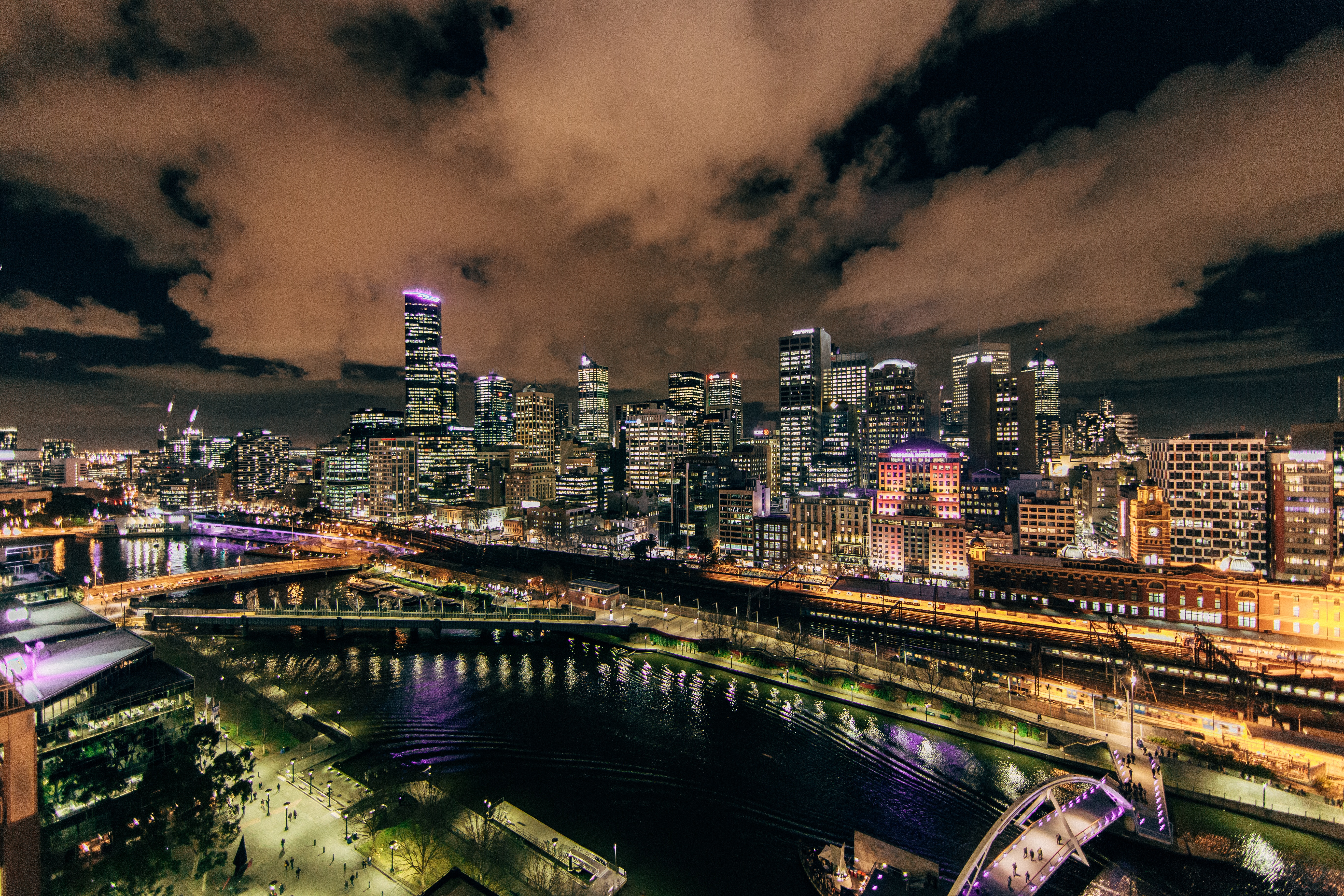 Free photo The city at night with all the lights and high-rise buildings