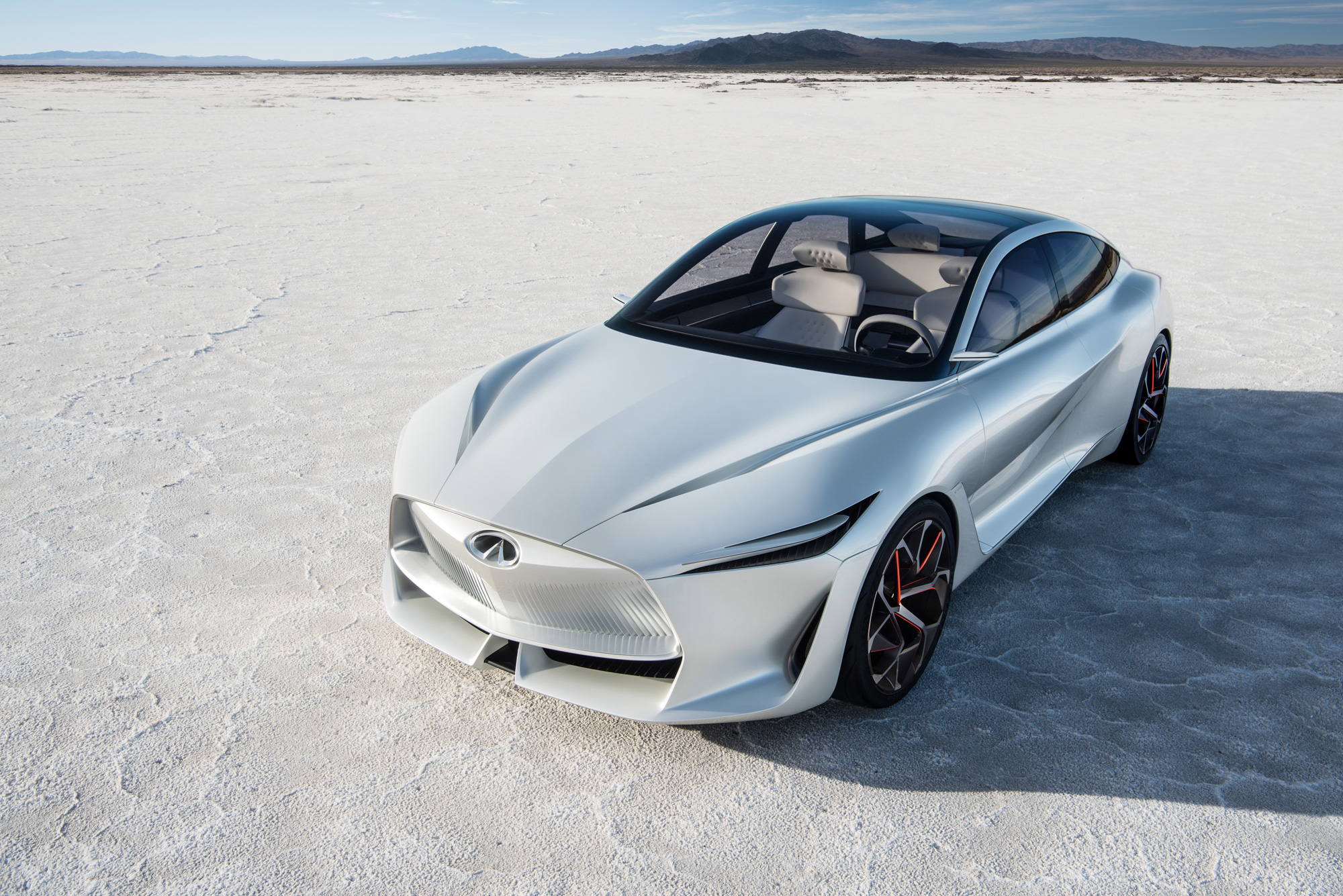 Free photo White Infiniti Q Inspiration Concept in the desert