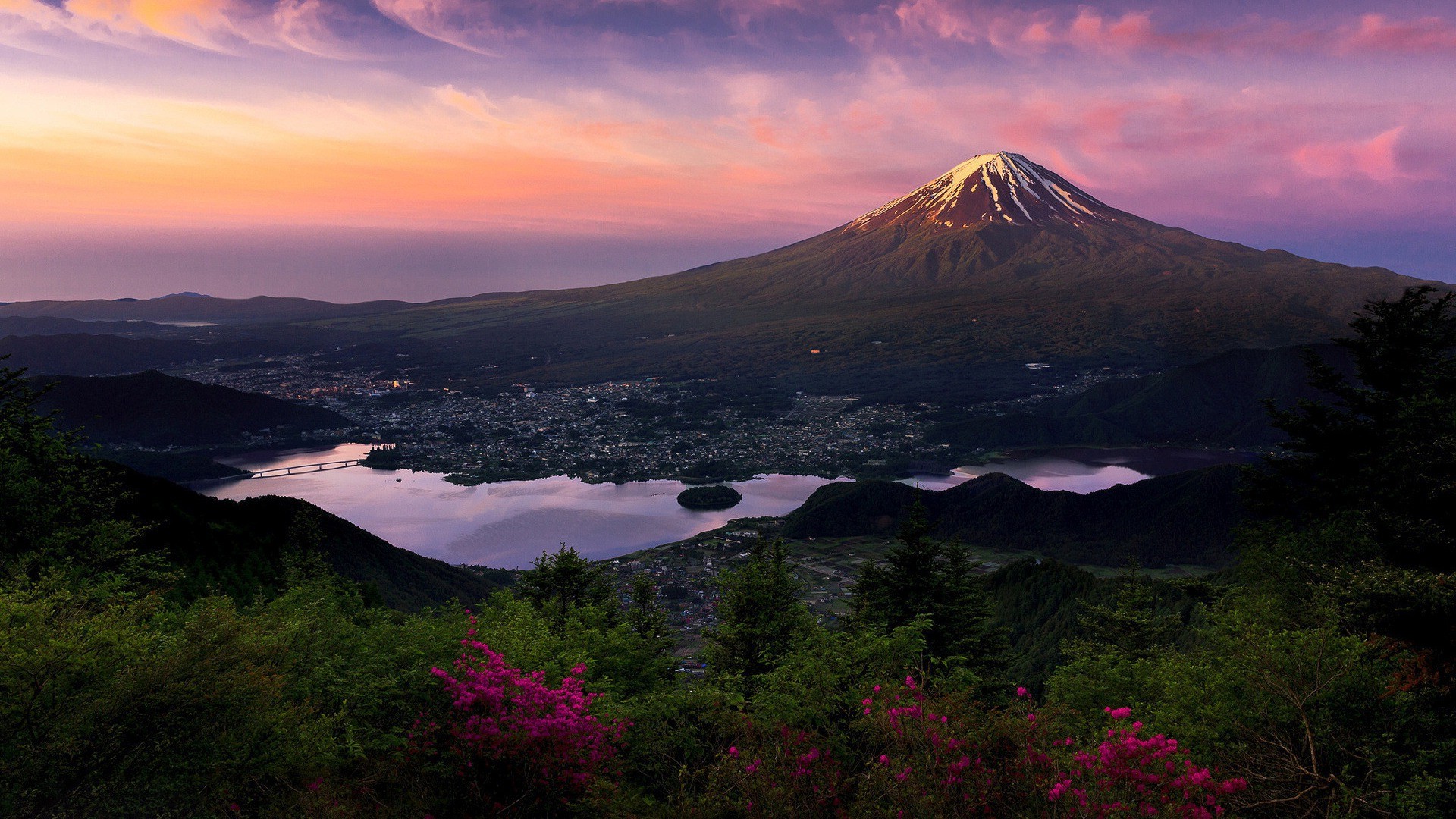 Free photo A mountain that looks like a volcano