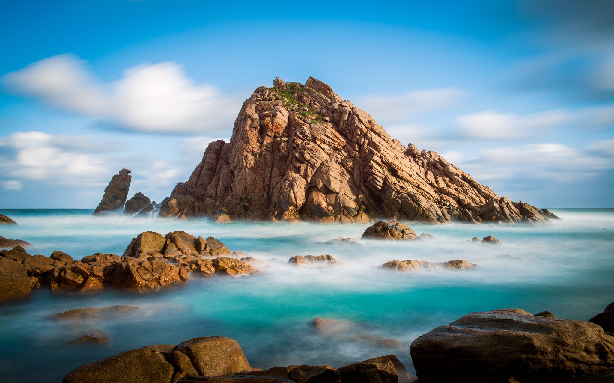 Free photo A cliff on the coast