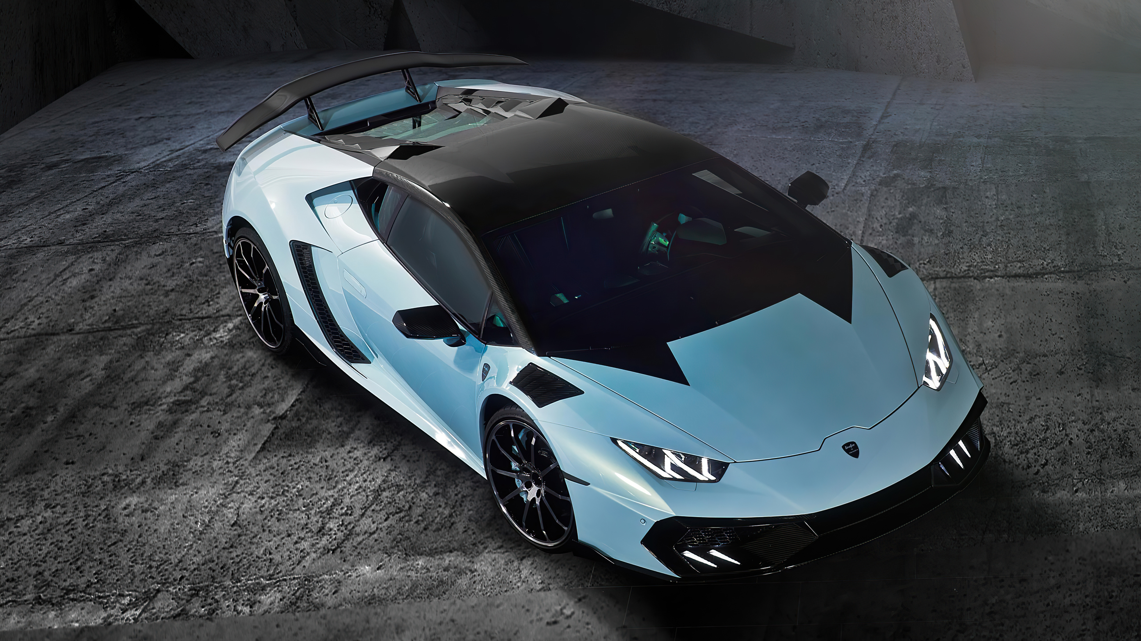 Free photo Lamborghini Huracan soft blue color