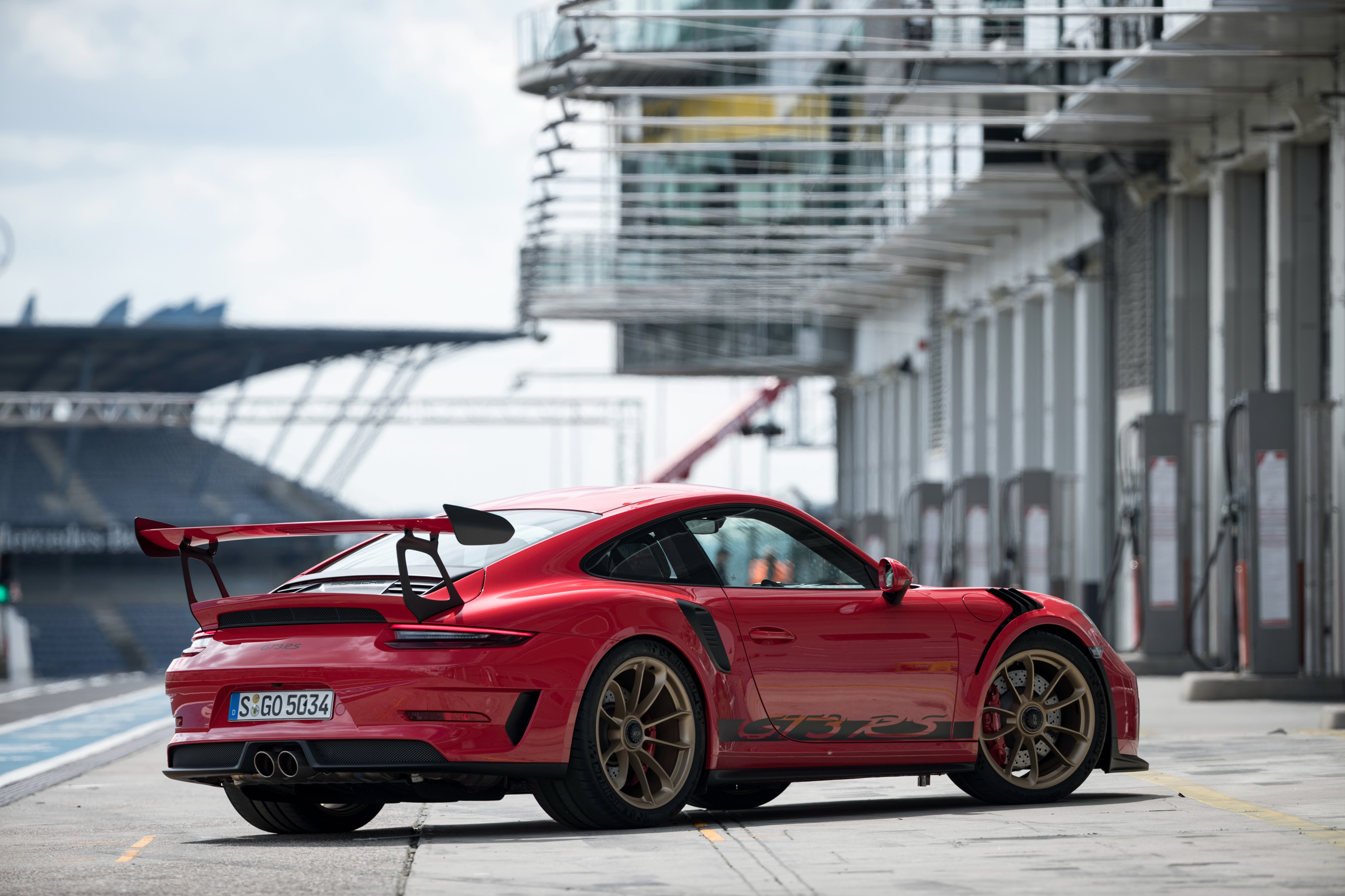 Free photo The rear end of a Porsche 911 on a sports track