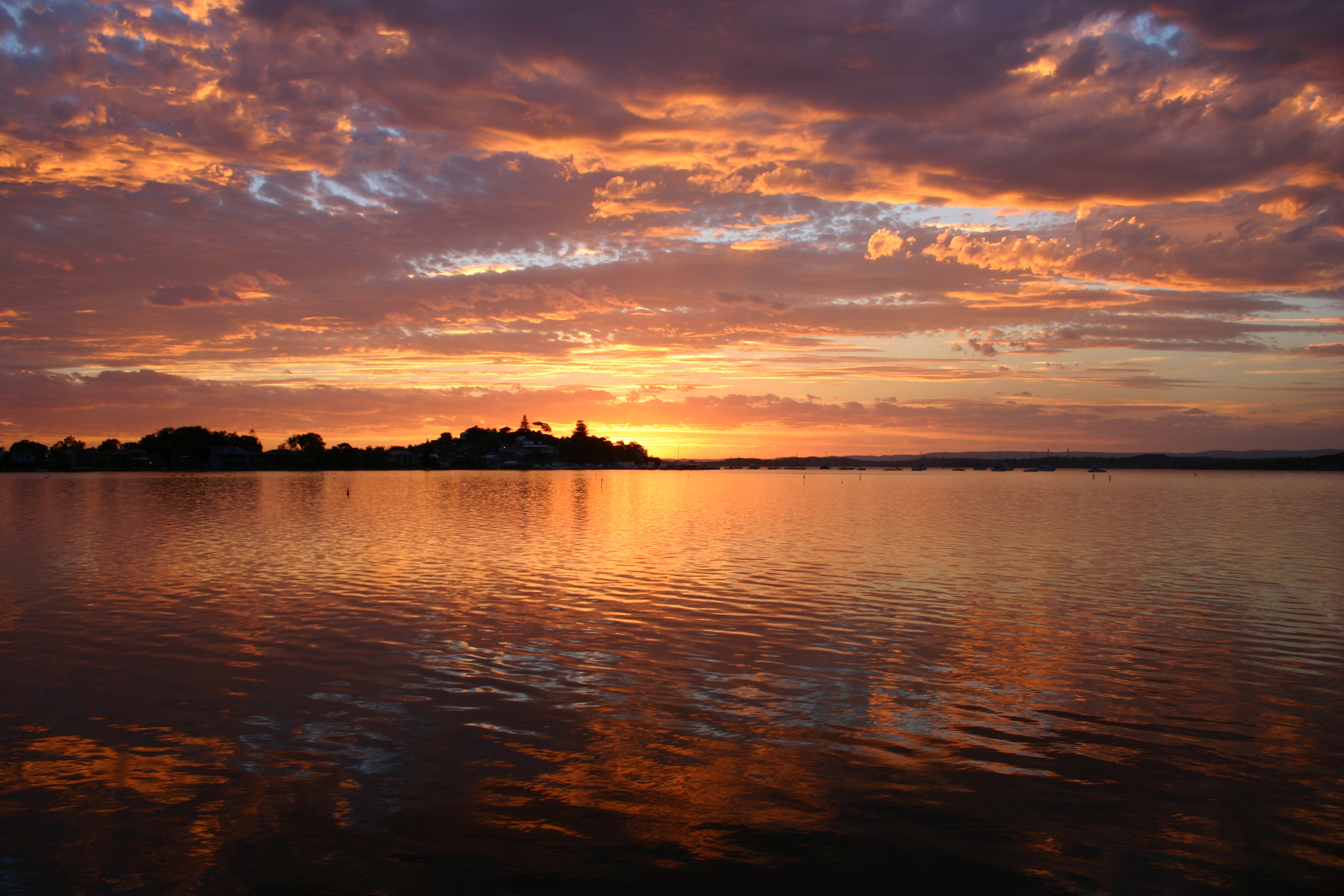 Free photo Sunset in the deep sea