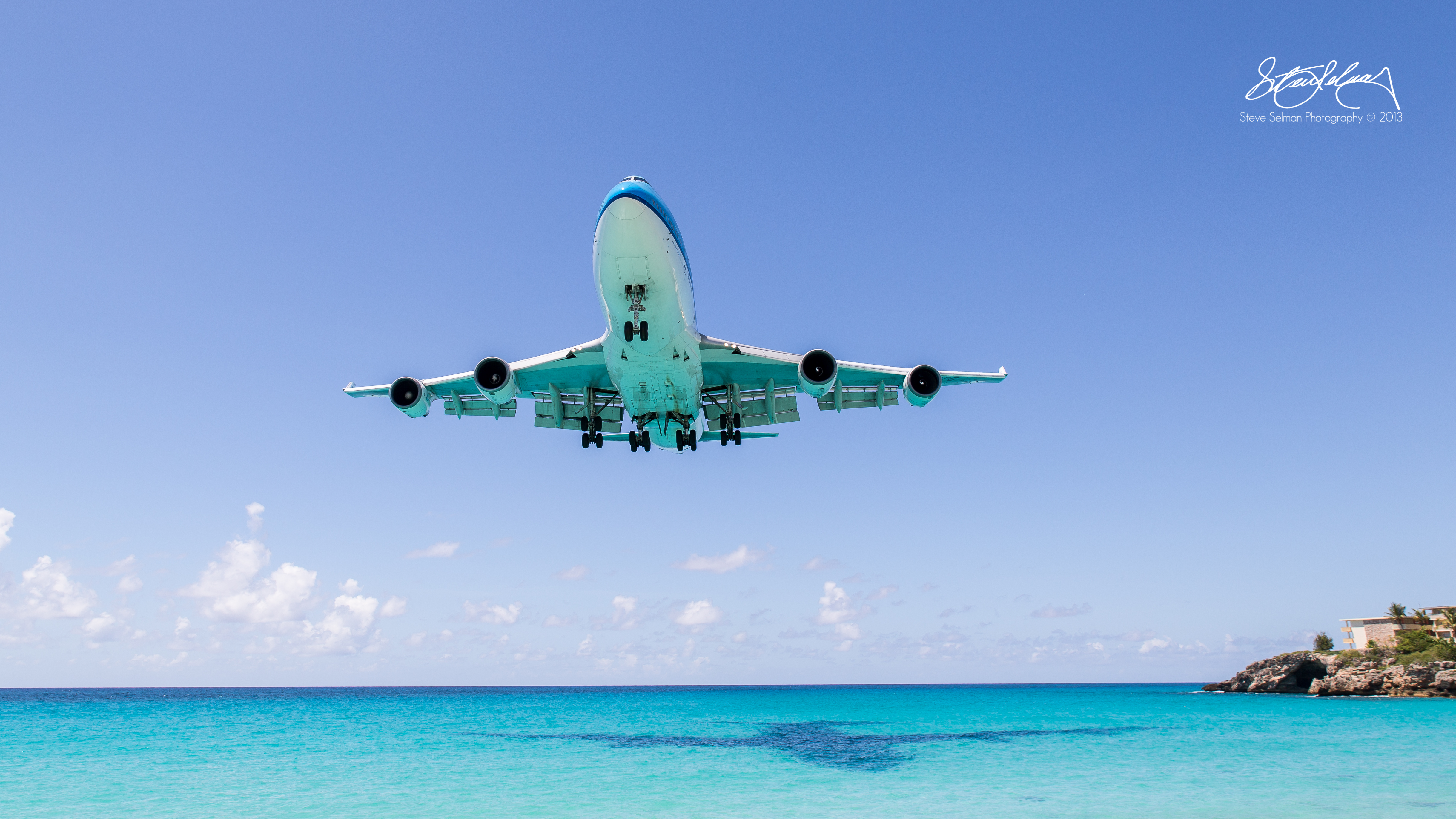 Free photo The Boeing is flying low over the surface of the water.