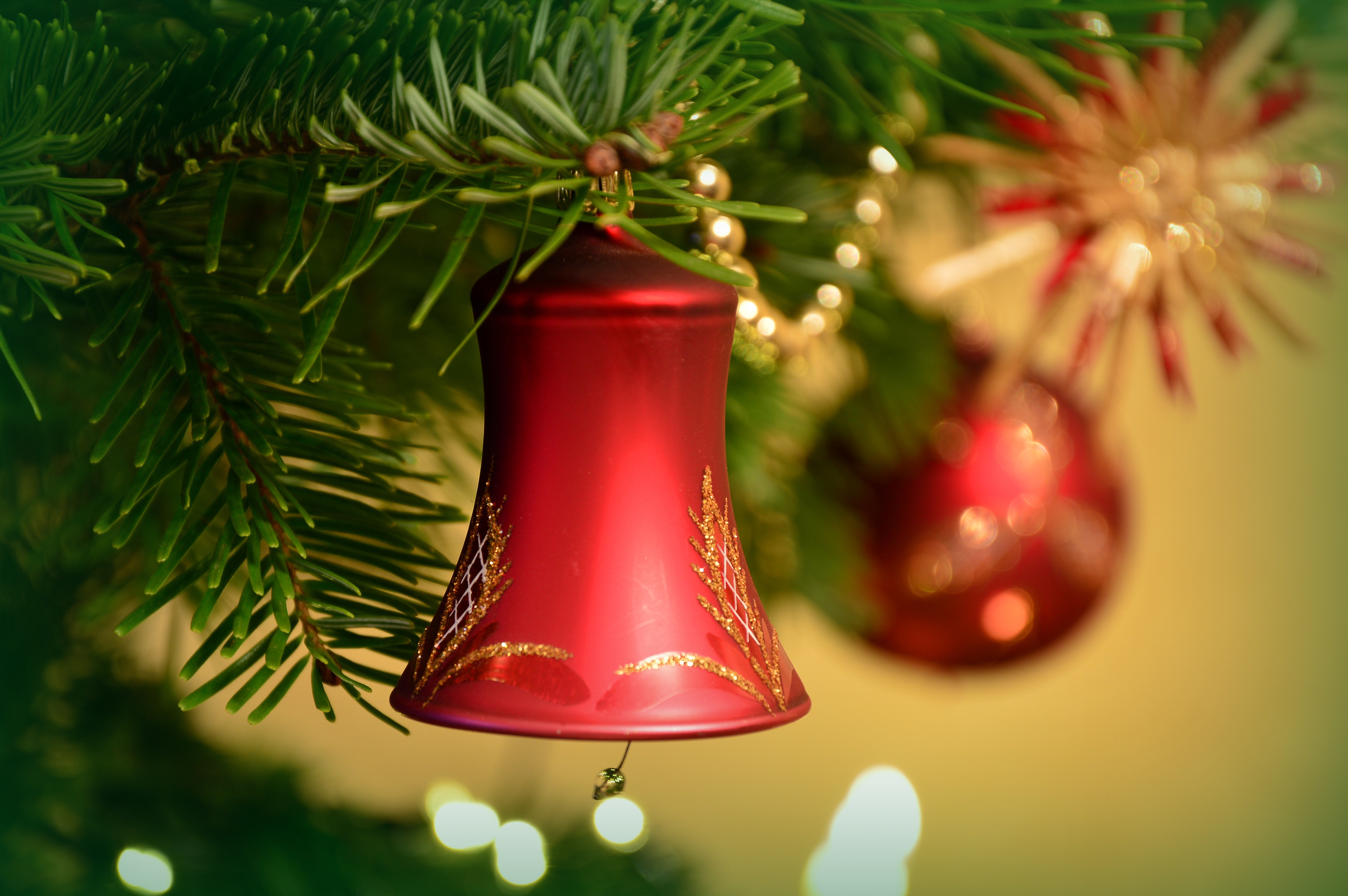 一个红色的铃铛装饰着圣诞树