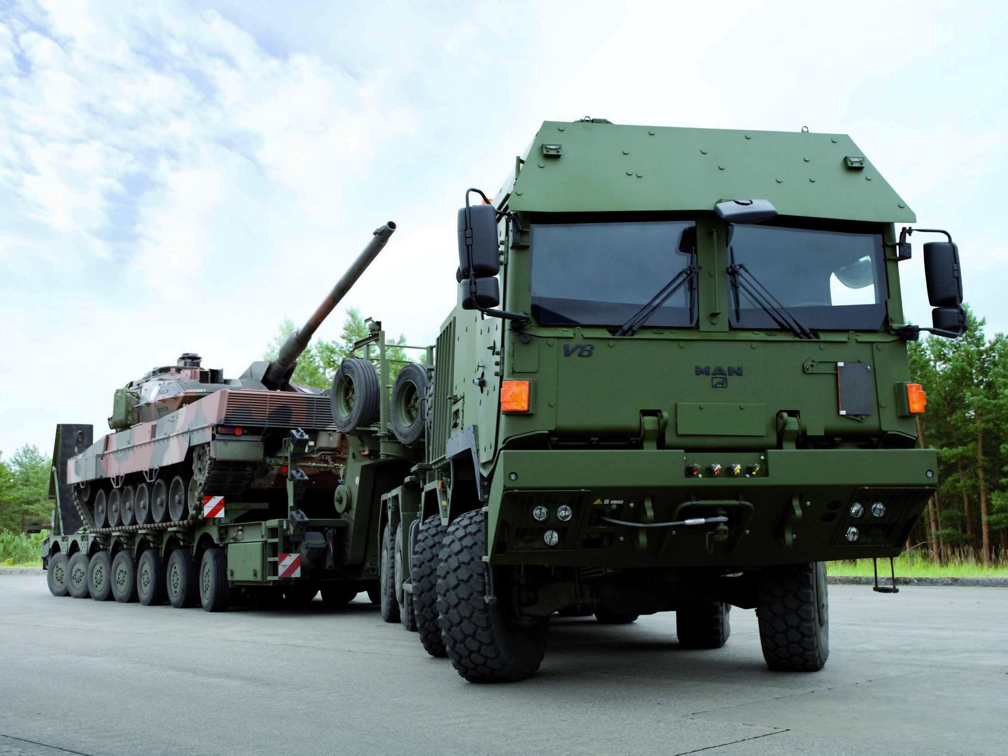 Free photo Armored vehicle with a tank on a trailer