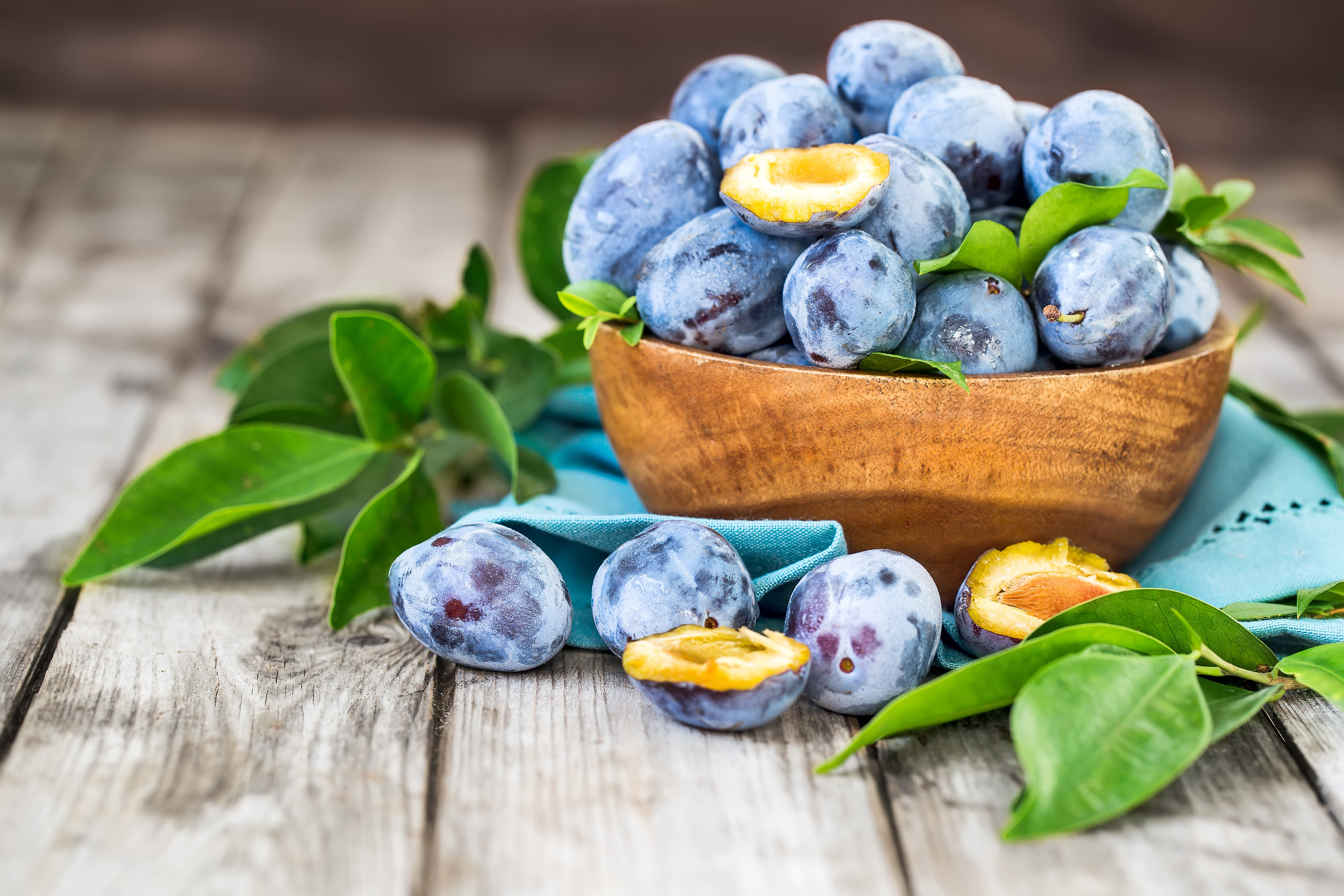 Free photo Prunes in a wooden bowl