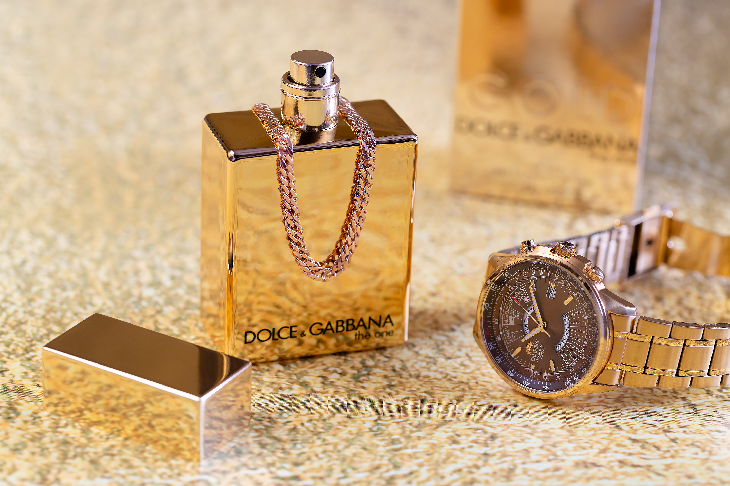 免费照片金色背景上的男士淡香水和手表
