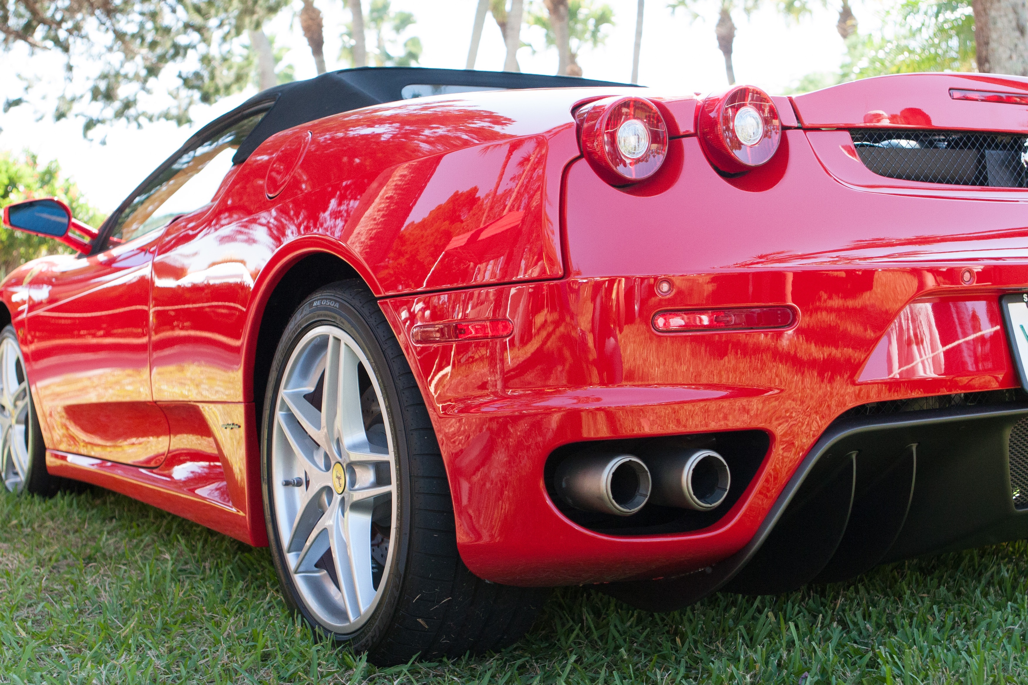 Бесплатное фото Обои с красной ferrari f430 вид сзади