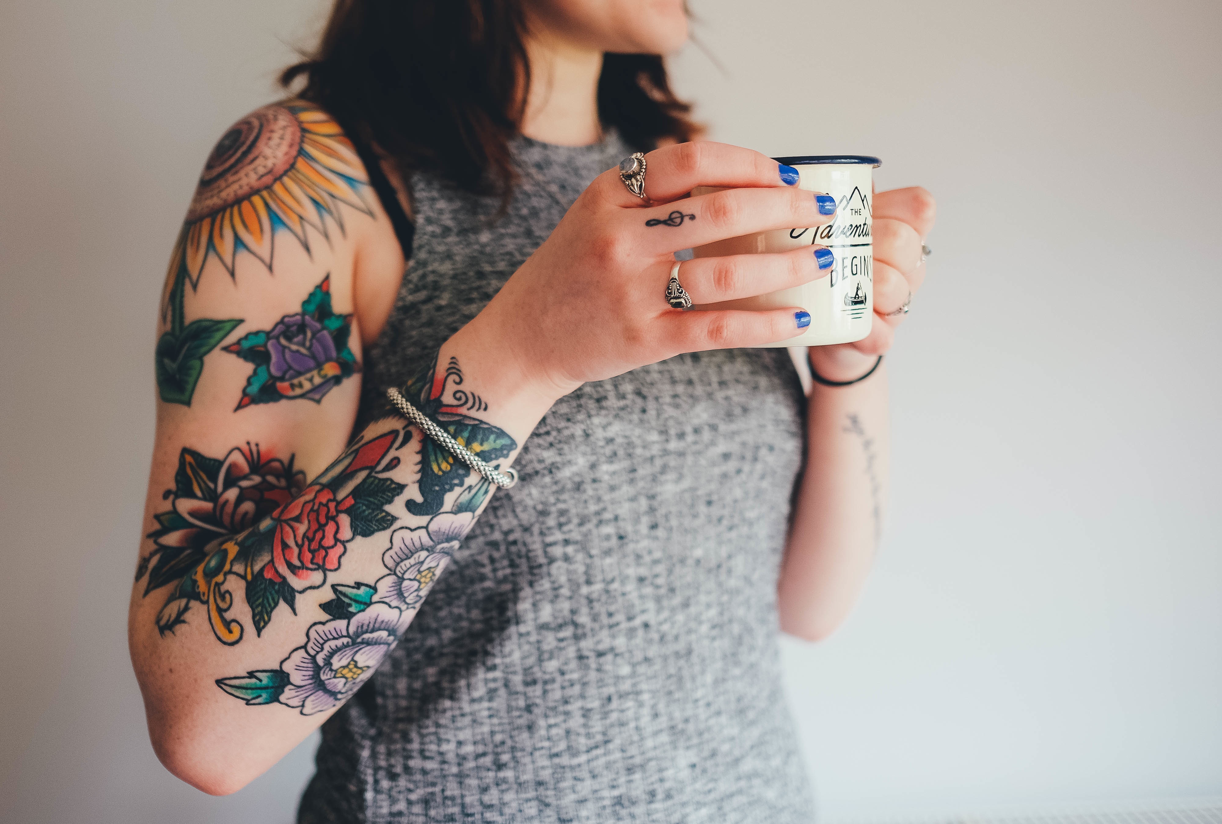 Free photo The pierced roses on a woman`s arm