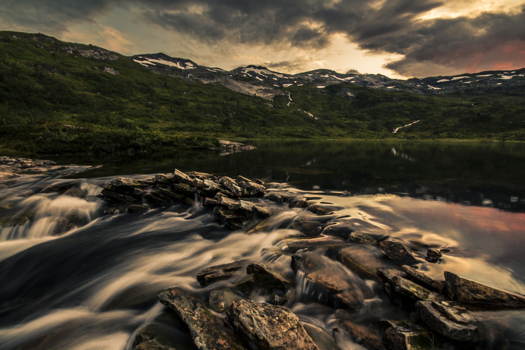 Бесплатное фото Горная река среди камней