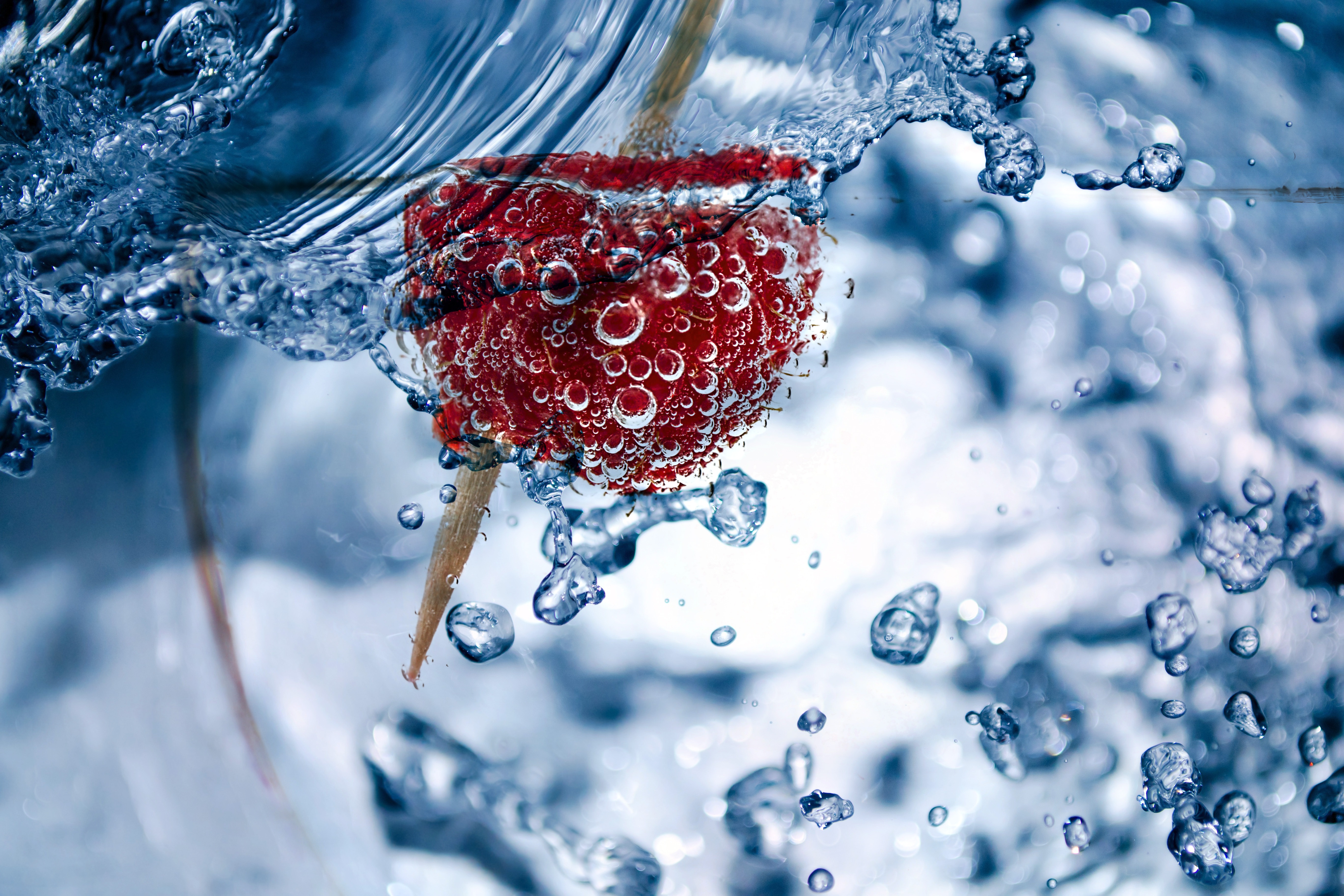 Free photo Raspberries in clear water